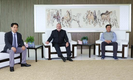 上海石油天然气交易中心董事长李健（左）、国际天然气联盟会议总监Rodney Cox（中）、LNG2019国家组委会执行主席王者洪（右）会谈中。