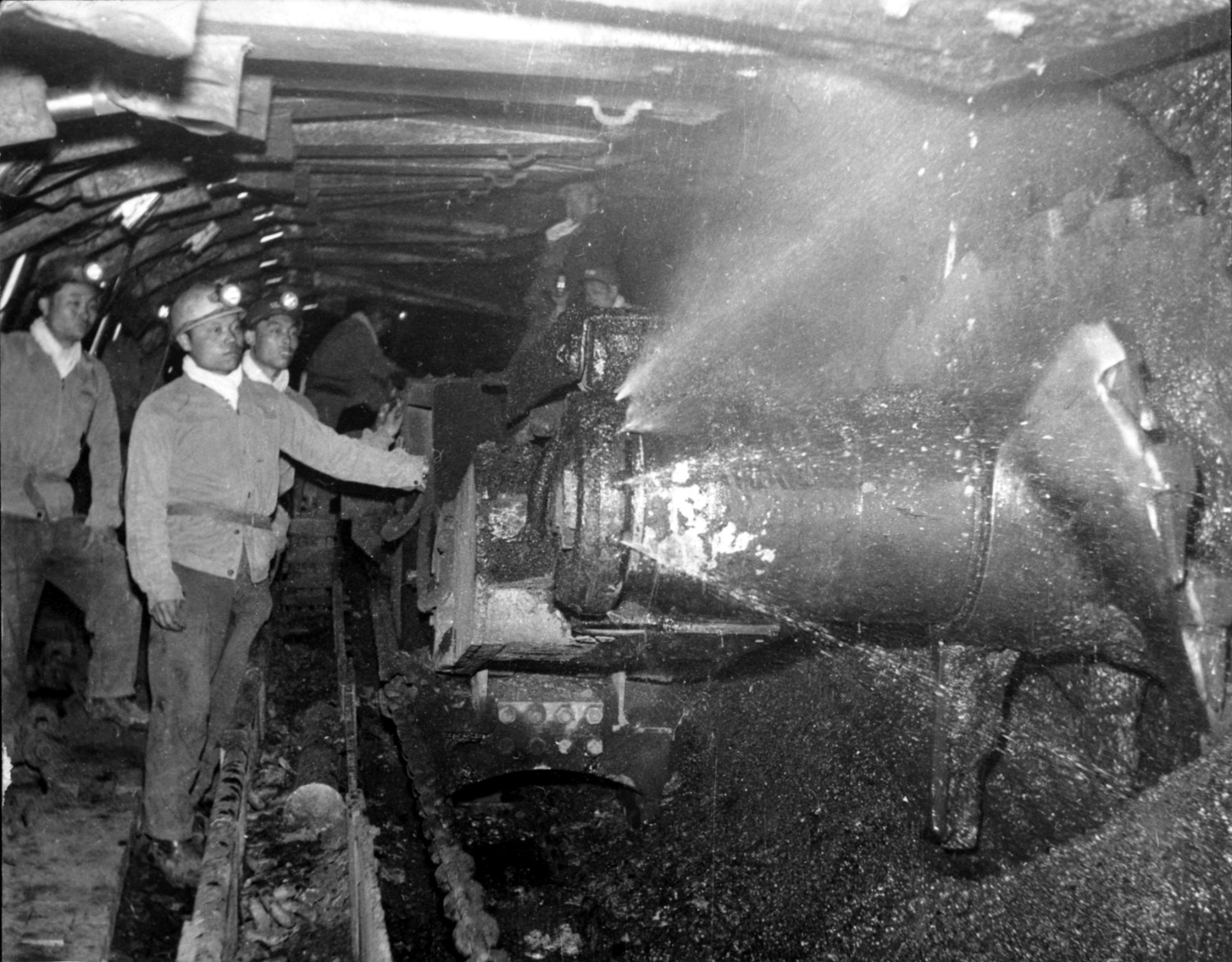 第一台综采设备.jpg 第一台综采设备.jpg