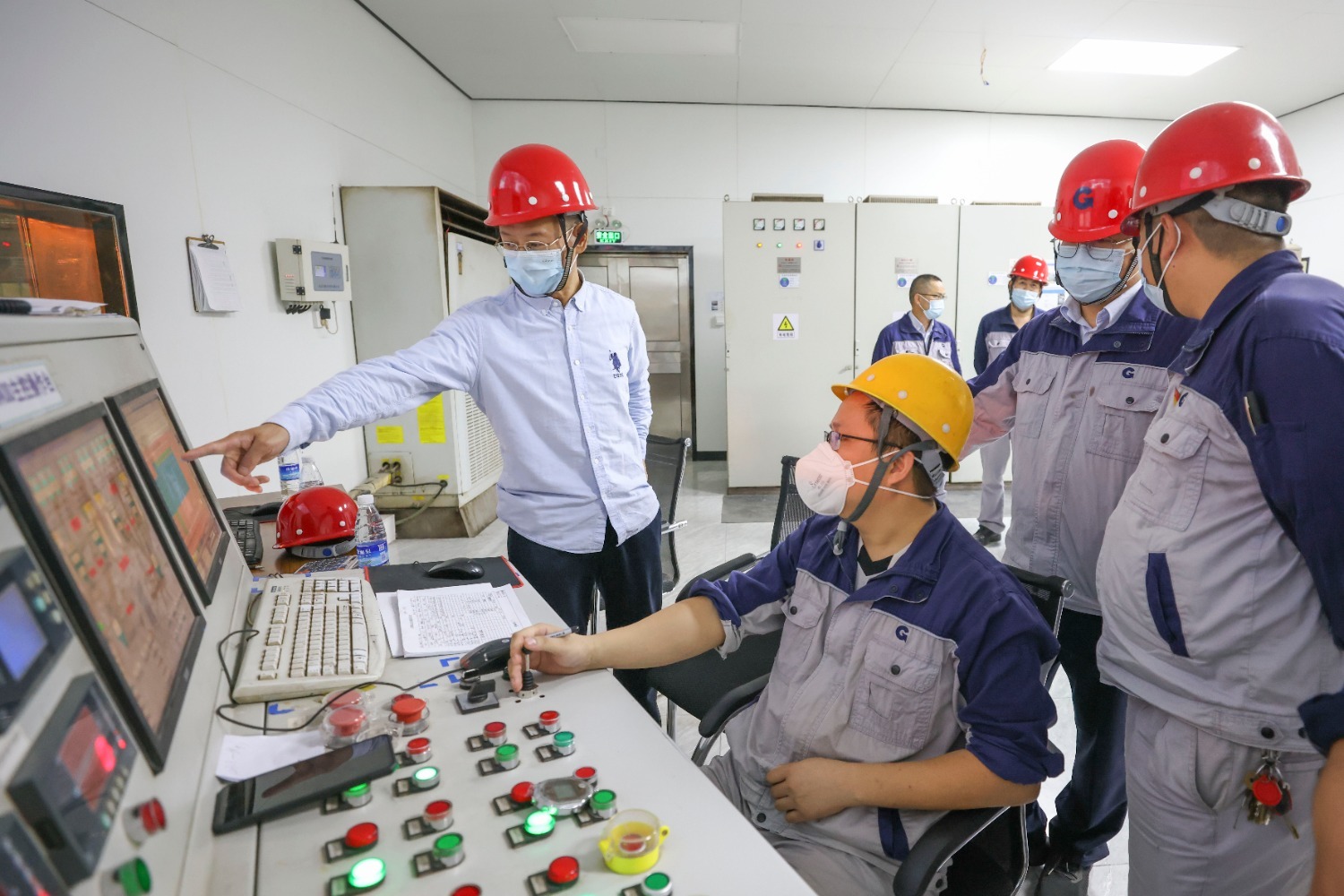 吴开明院士(左一)在现场指导.JPG 吴开明院士(左一)在现场指导.JPG