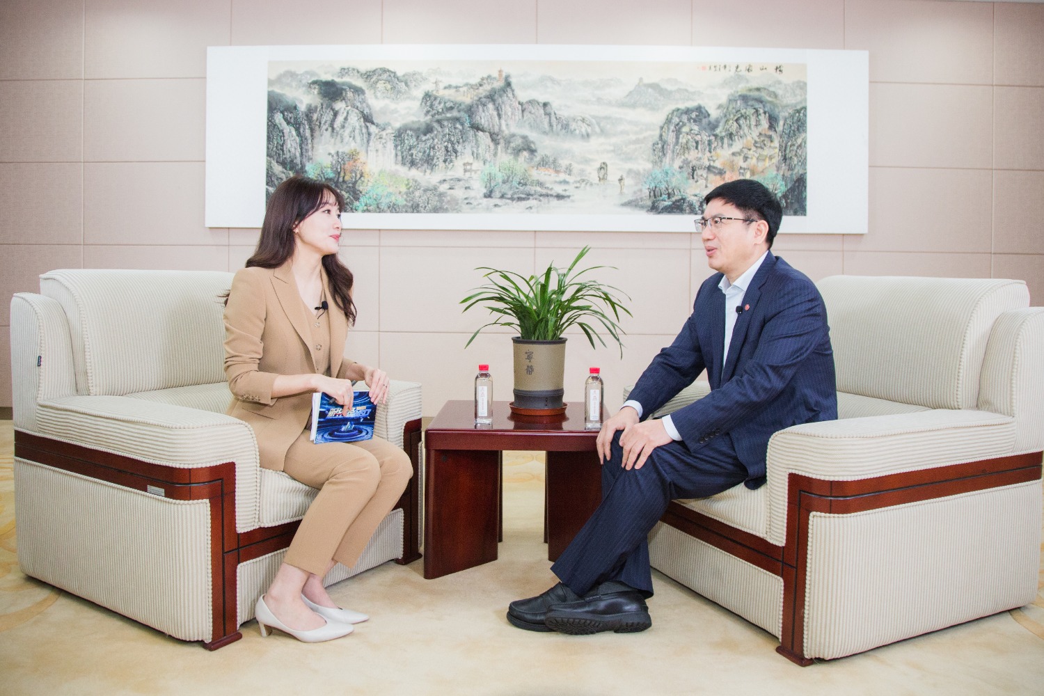 绍兴银行党委书记、董事长金建康(右)接受新华财经专访(1).jpg 绍兴银行党委书记、董事长金建康(右)接受新华财经专访(1).jpg