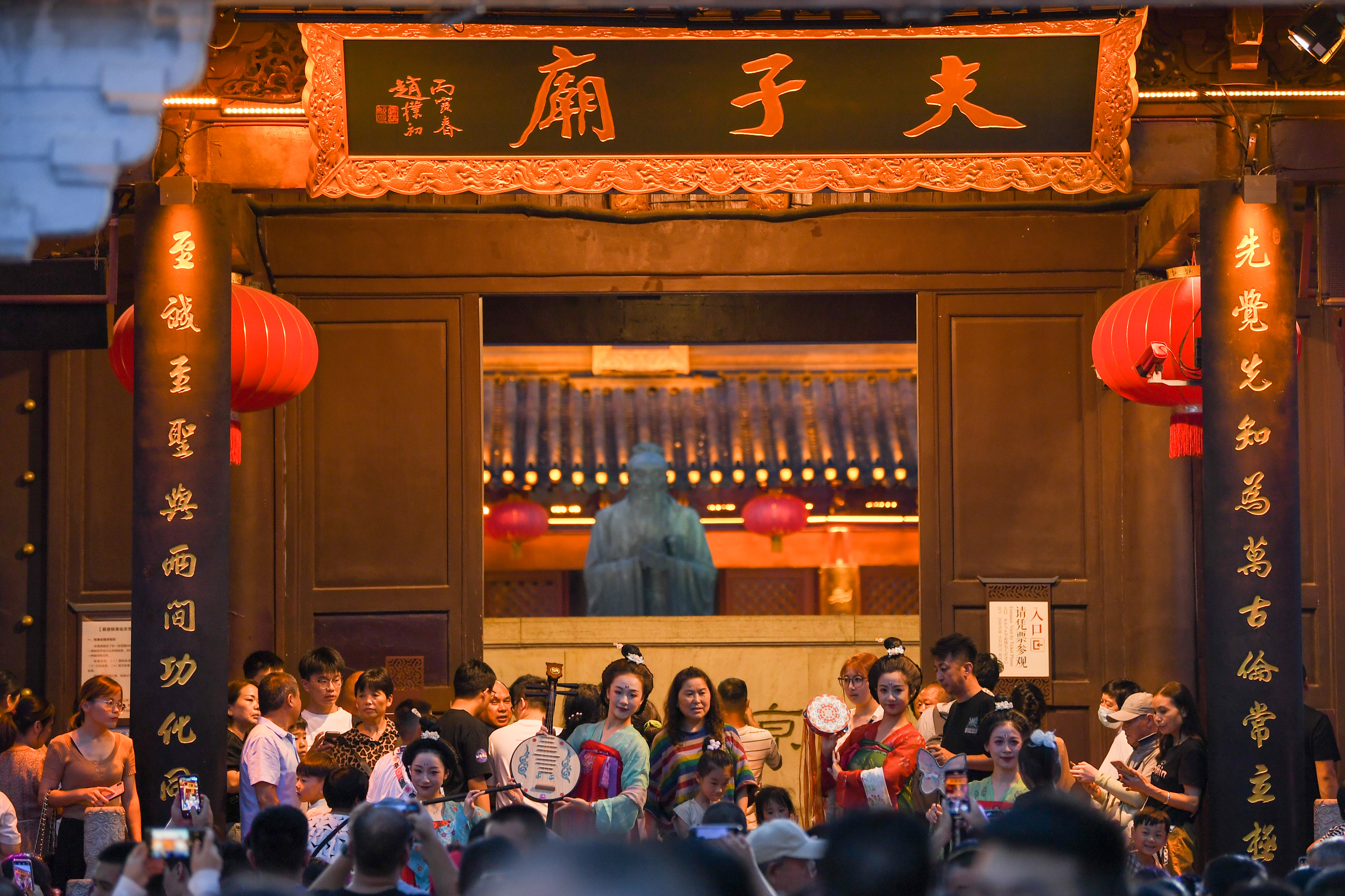 (社会)(6)江苏南京:桨声灯影夜秦淮_01.jpg (社会)(6)江苏南京:桨声灯影夜秦淮_01.jpg