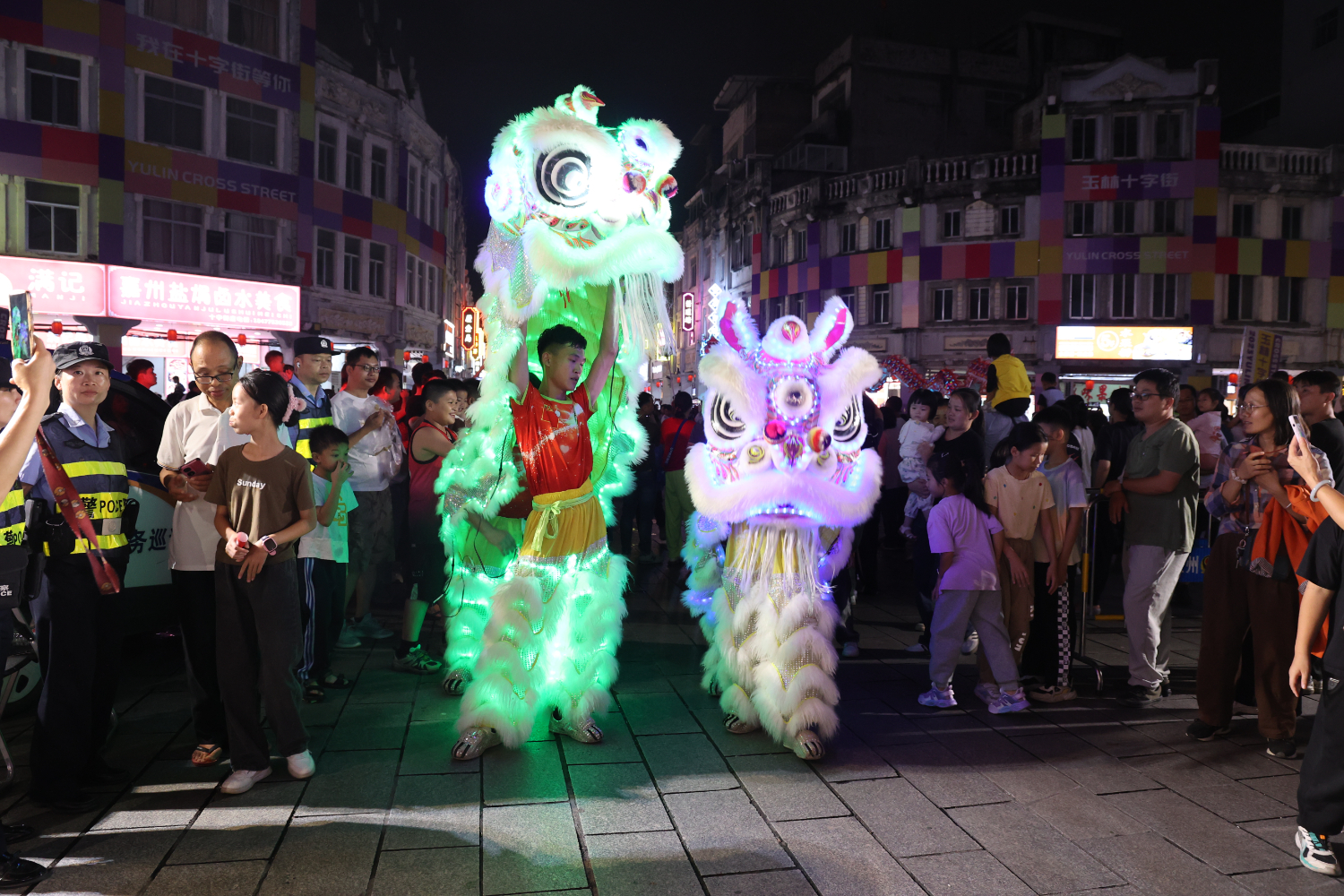 舞狮子.JPG 舞狮子.JPG