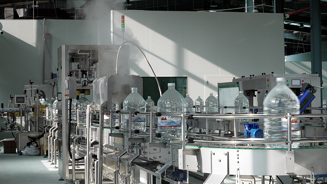 自动化生产线上的桶装水.png 自动化生产线上的桶装水.png