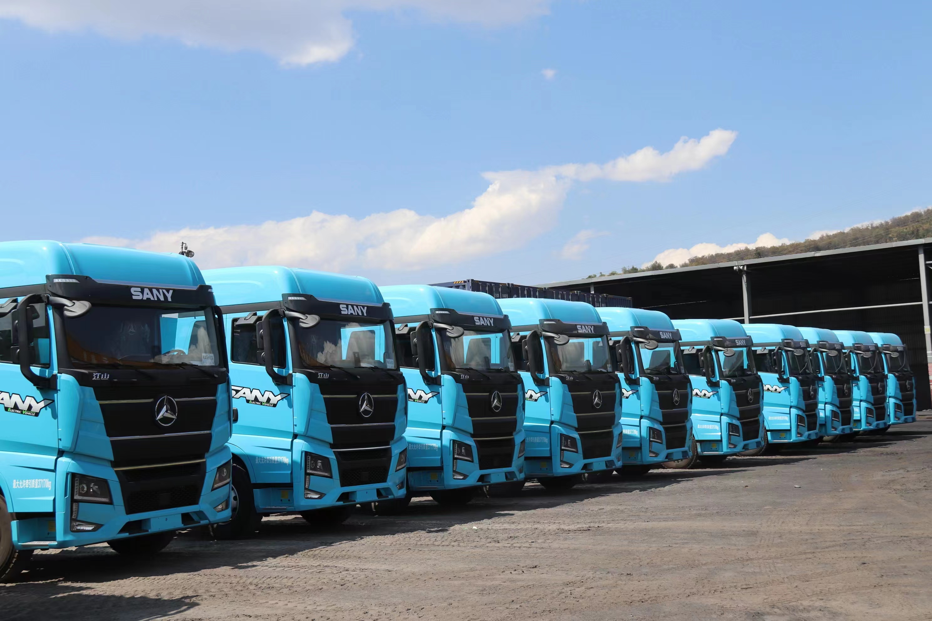 1.降低能耗70%-新能源重卡.jpg c780f5d9c88e4cc7954261db69466f4b.jpg