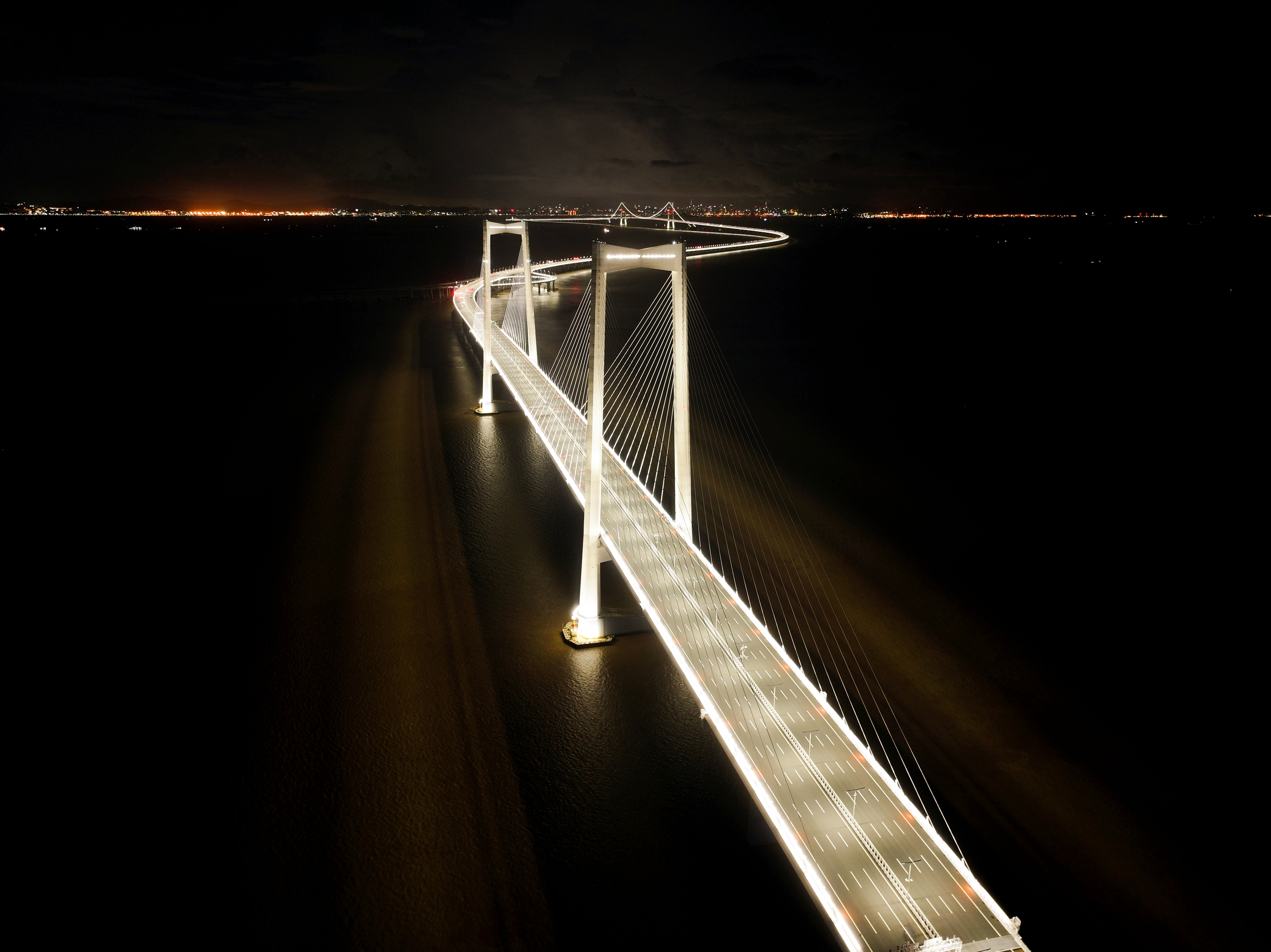 7佛山照明以灯光描画伶仃洋上的“巨龙”身姿.jpg ed3d7564e27340ae8db64558d42ff605.jpeg