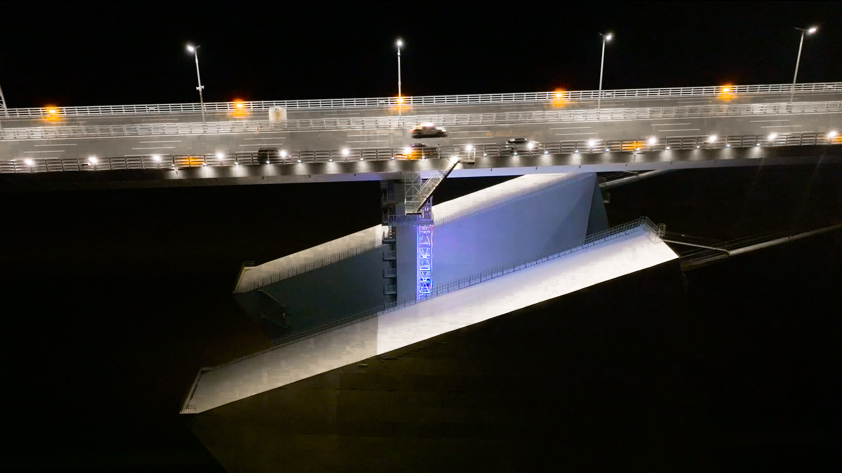 8佛山照明巧妙地将高效节能照明产品融入深中大桥锚碇照明中.jpg 25e4d213acb84ab68ba6e7136ef822cc.jpeg