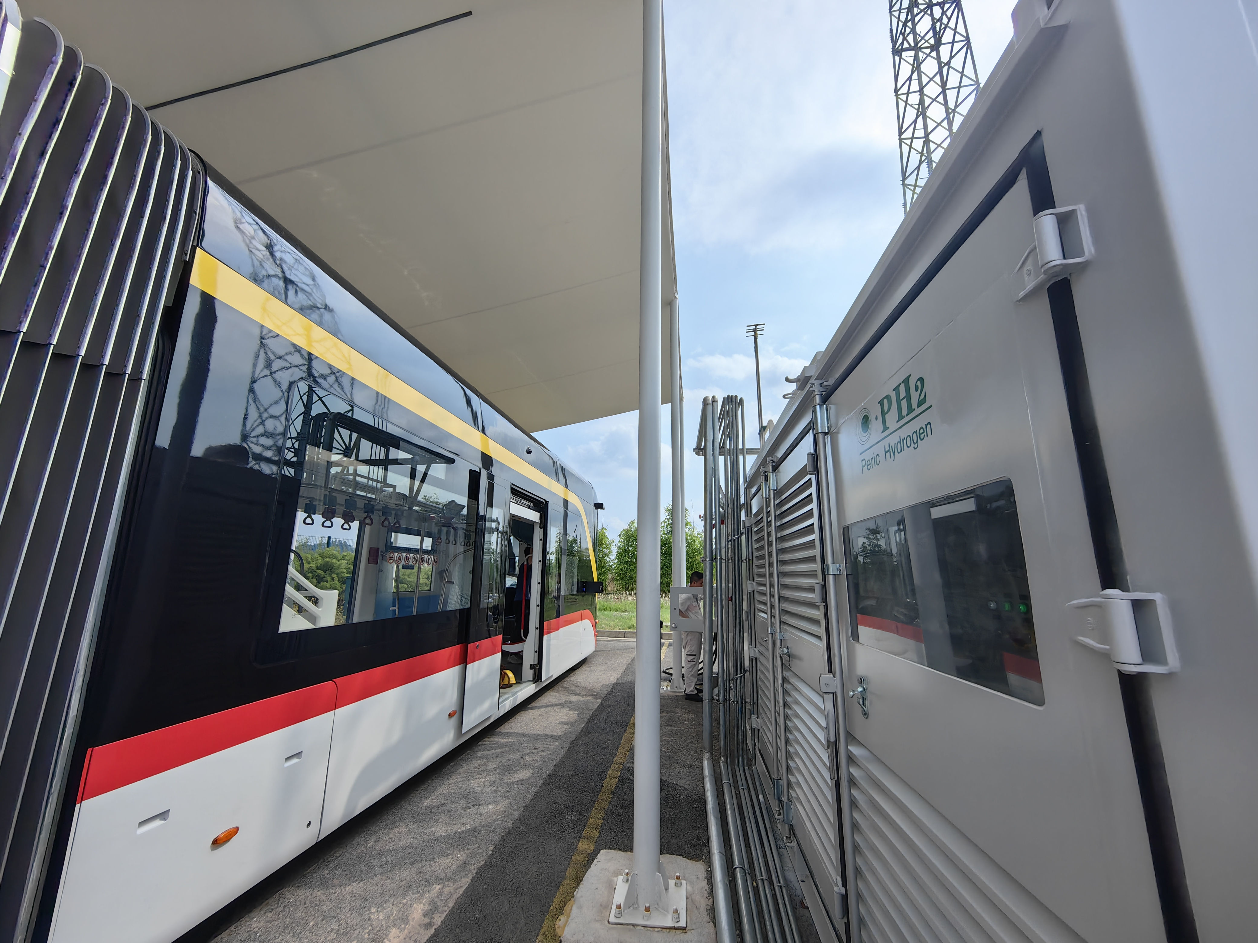 氢能源智轨准备加氢 黄平 摄.jpg 573d8853f86c474181c80ad94ab79ffc.jpeg