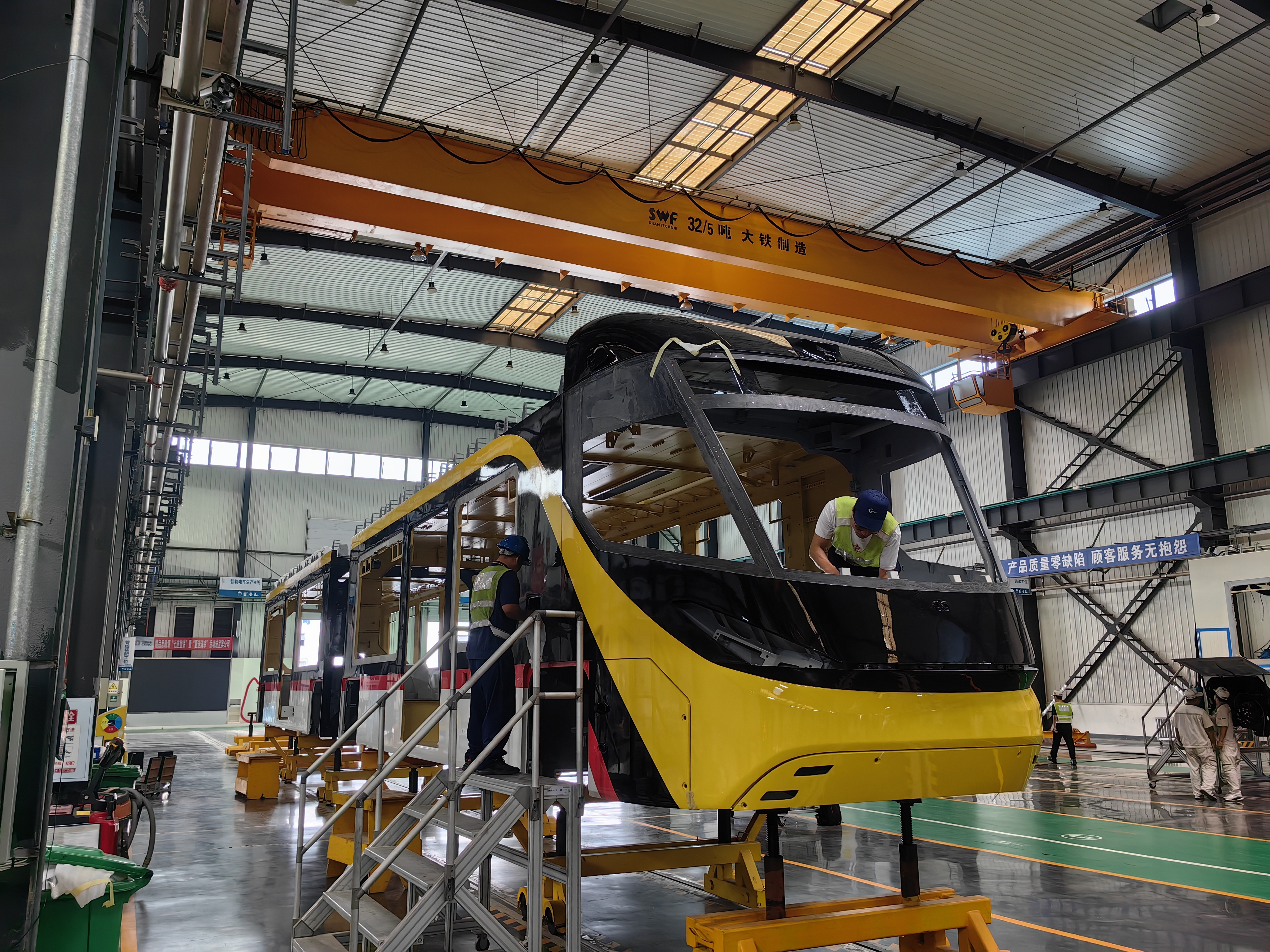 中车铁投生产车间氢能源智轨生产现场 黄平 摄.jpg ab07d84a8d2c4d8ba56b037e8544ef9c.jpeg