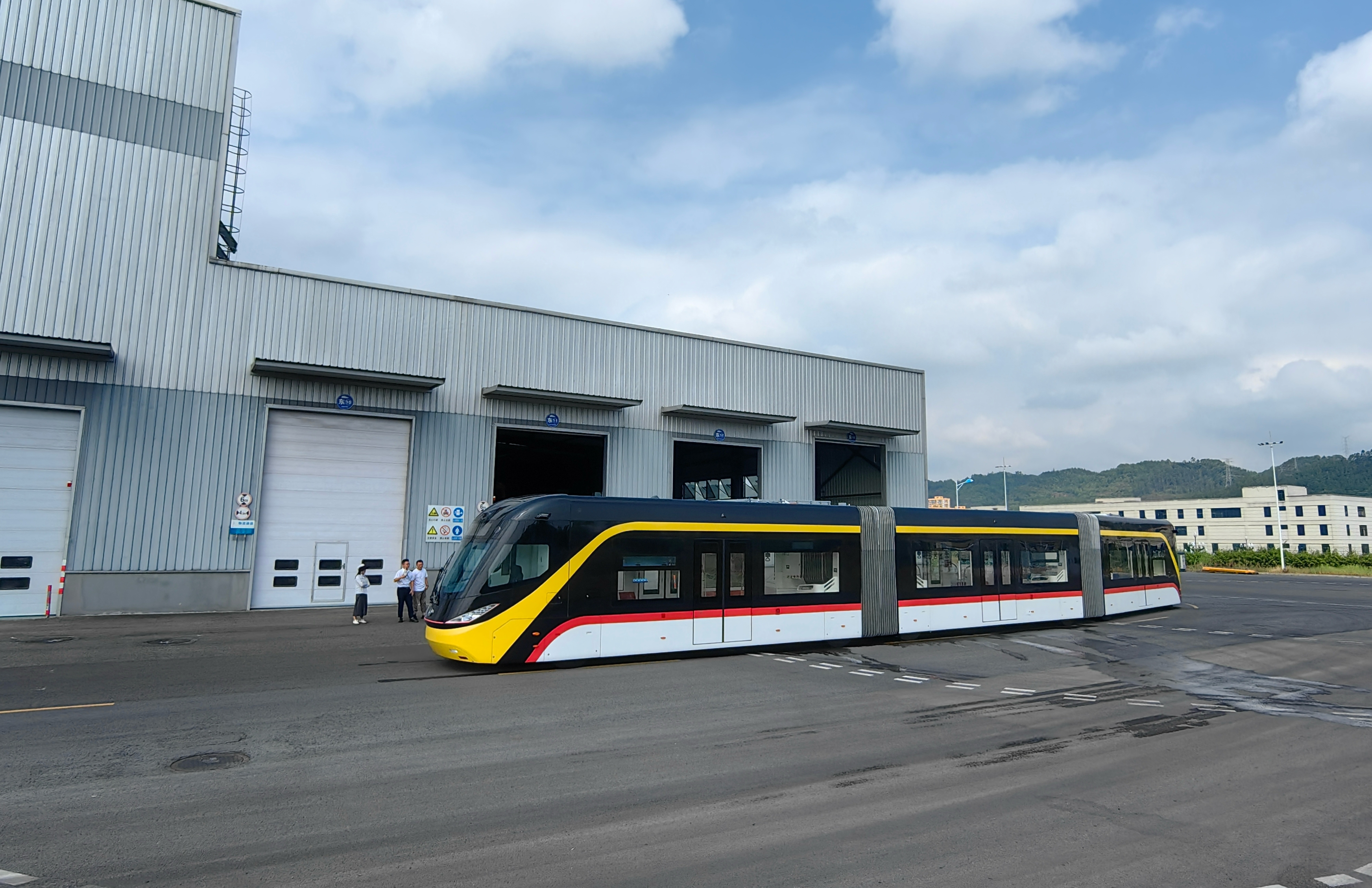 新下线的马来西亚首列批量车氢能源智轨 黄平 摄.jpg 6af4a9d952ec473da8e1a59579f16a46.jpeg