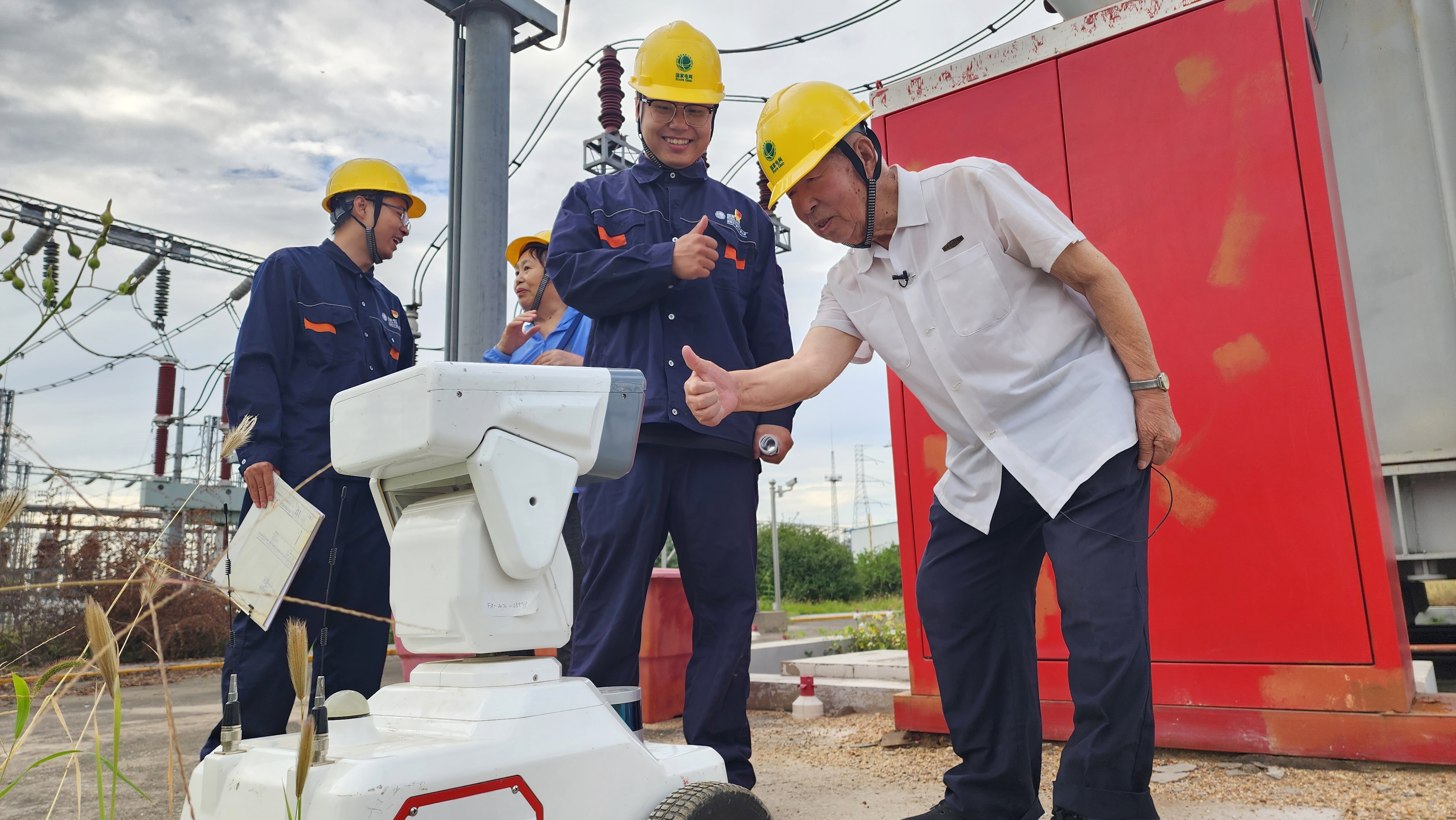 (8)崔英志老人为智能巡检机器人点赞.jpg (8)崔英志老人为智能巡检机器人点赞.jpg