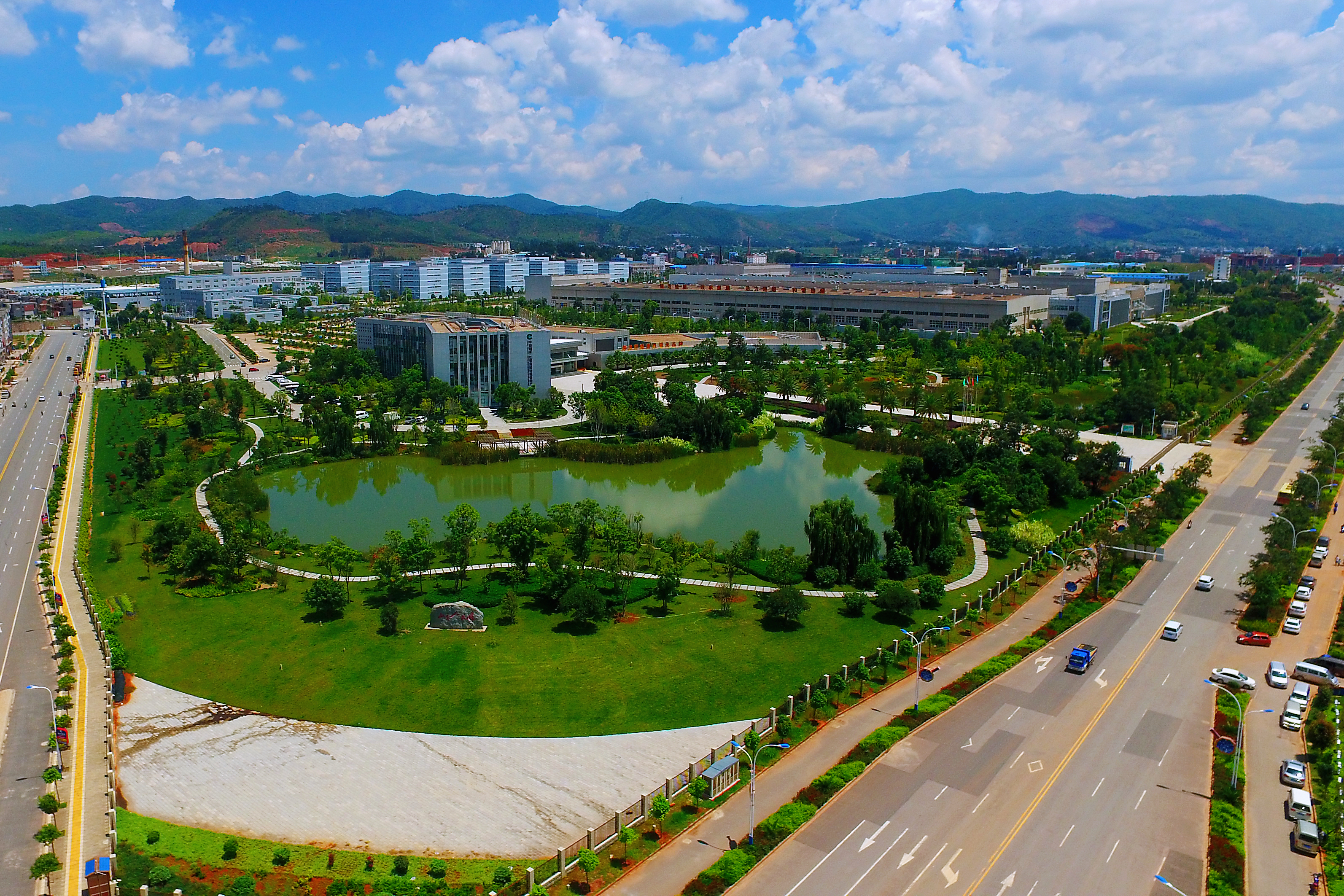 云南中烟红塔集团楚雄卷烟厂绿化一角.jpg 云南中烟红塔集团楚雄卷烟厂绿化一角.jpg