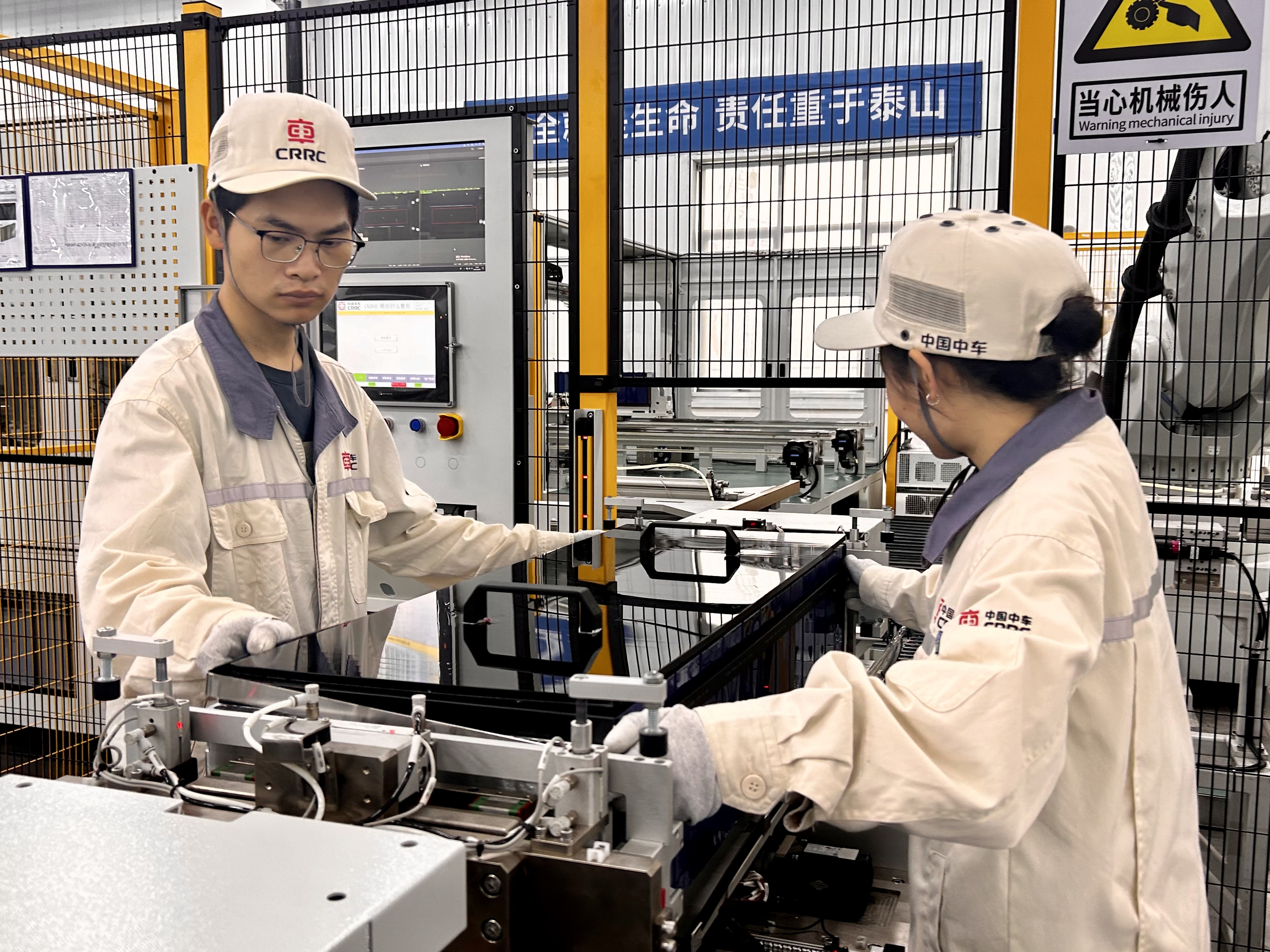 生产线上,工人正在忙碌 张新摄.jpeg e11fa9087c9341248c29697a210331bd.jpeg