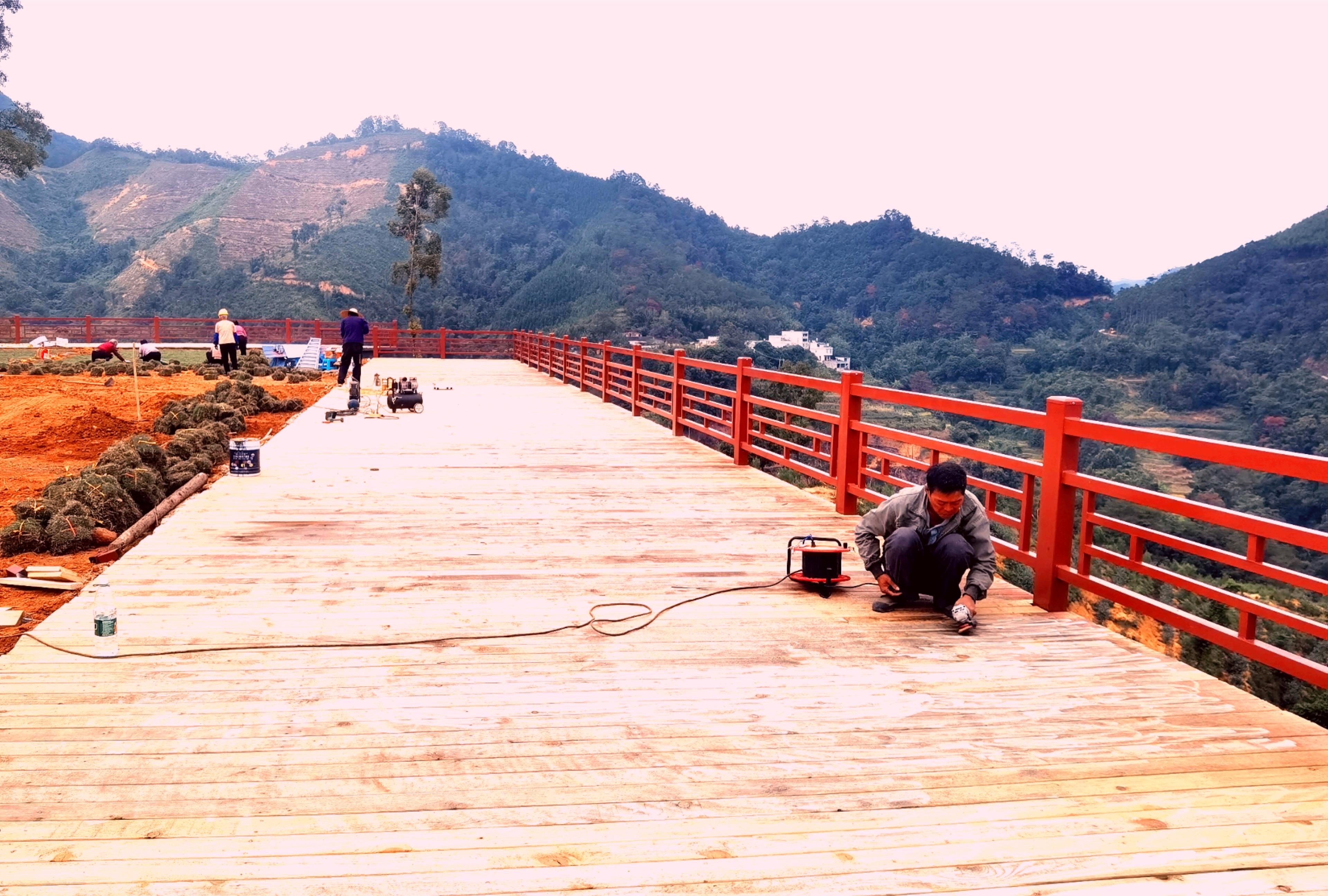 岑溪市梨木镇红色茶基地观景台一角。蓝一淳摄.jpg 岑溪市梨木镇红色茶基地观景台一角。蓝一淳摄.jpg