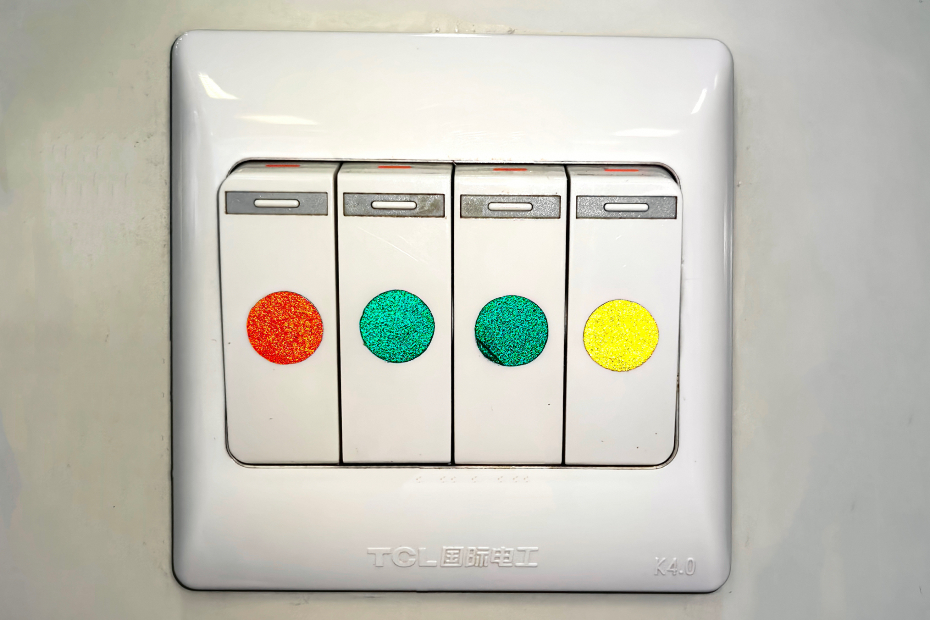 贴有“三色贴”的照明开关.jpg 贴有“三色贴”的照明开关.jpg