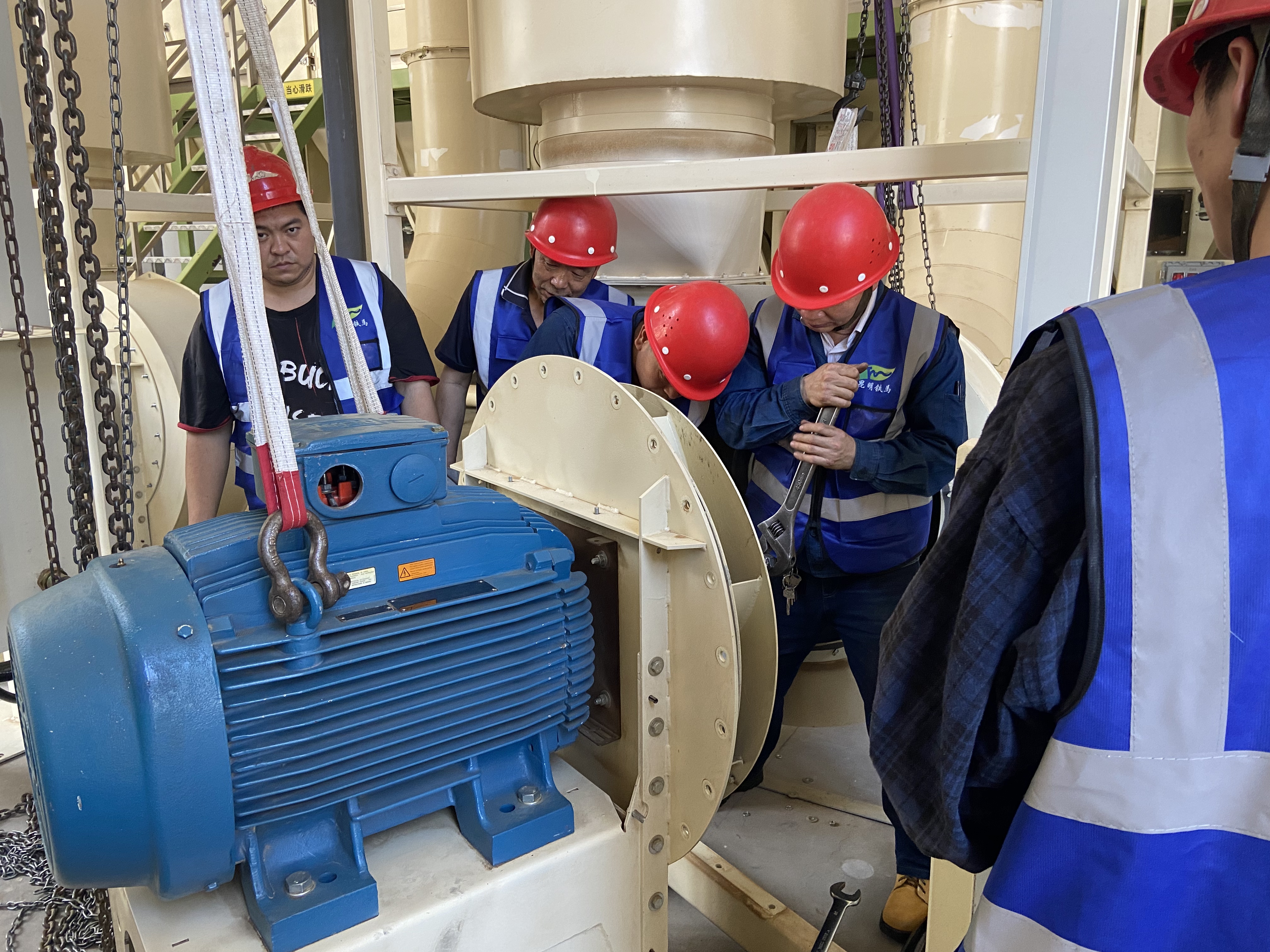 技术员正在安装调试新电机.jpg 技术员正在安装调试新电机.jpg