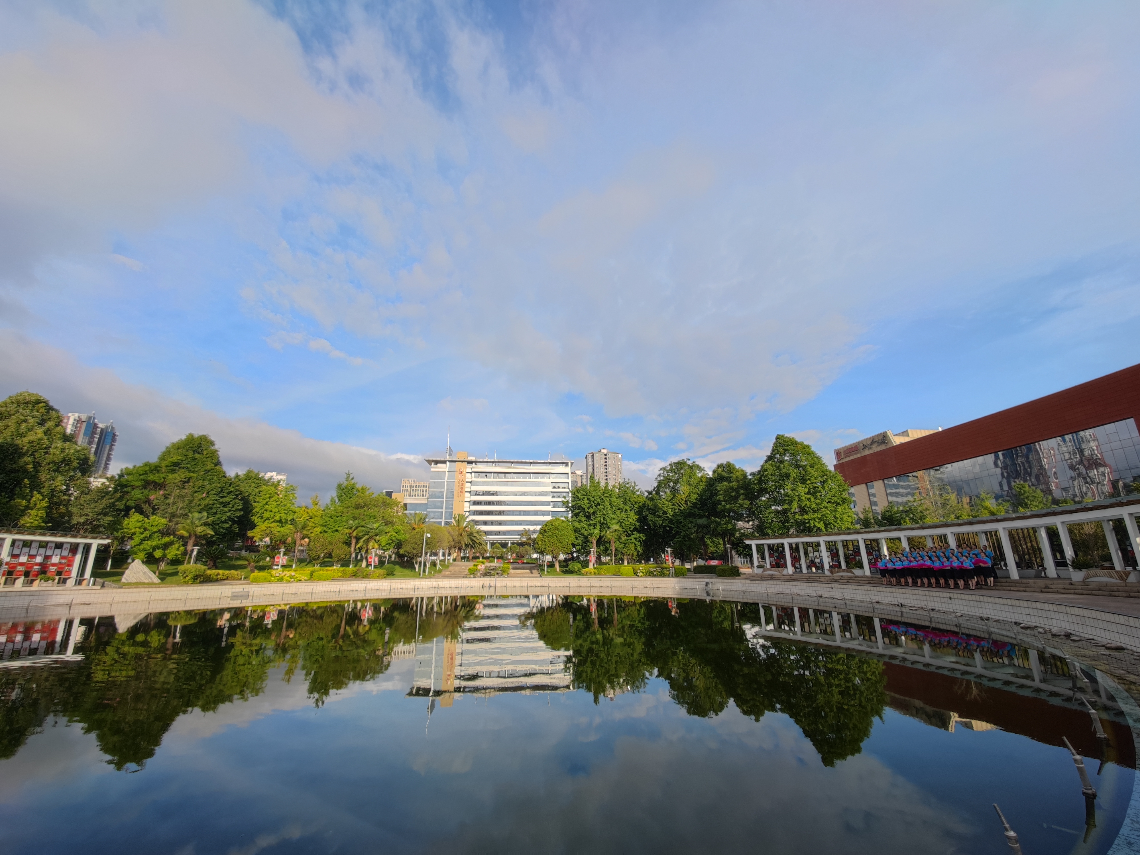 绿意盎然的大理卷烟厂.jpg 绿意盎然的大理卷烟厂.jpg