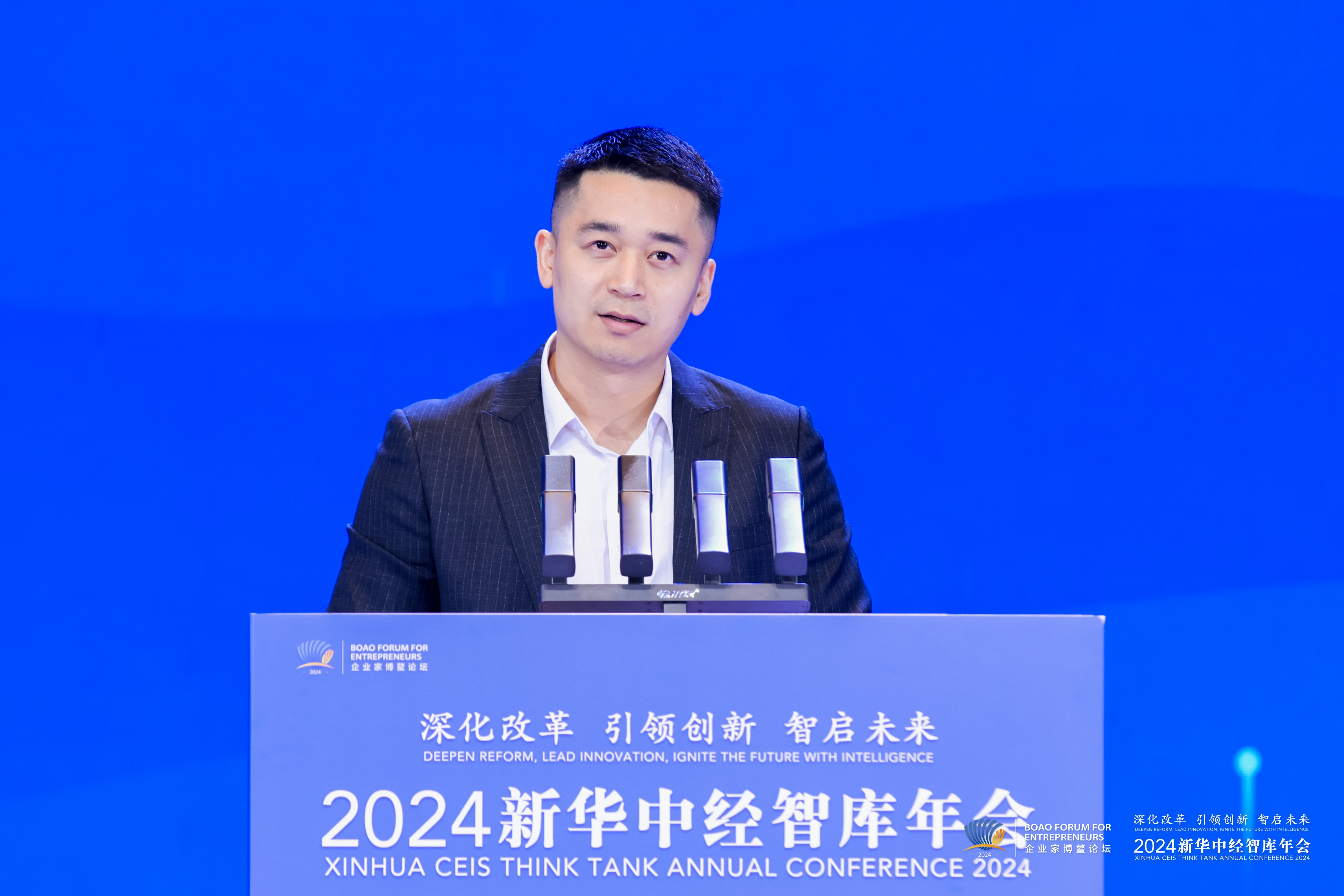 万方明.jpg 2cf394d261474d938a86c49956310c42.jpeg