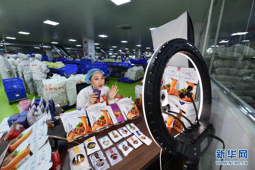 6月17日，在广西善元食品有限公司螺蛳粉生产车间，工作人员在直播销售螺蛳粉。新华社记者 黄孝邦 摄.jpg