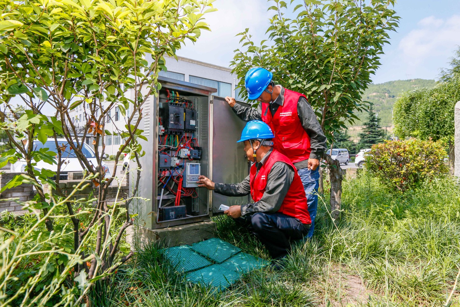 国网灵宝市供电公司检查当地某教育基地用电设施。.jpg