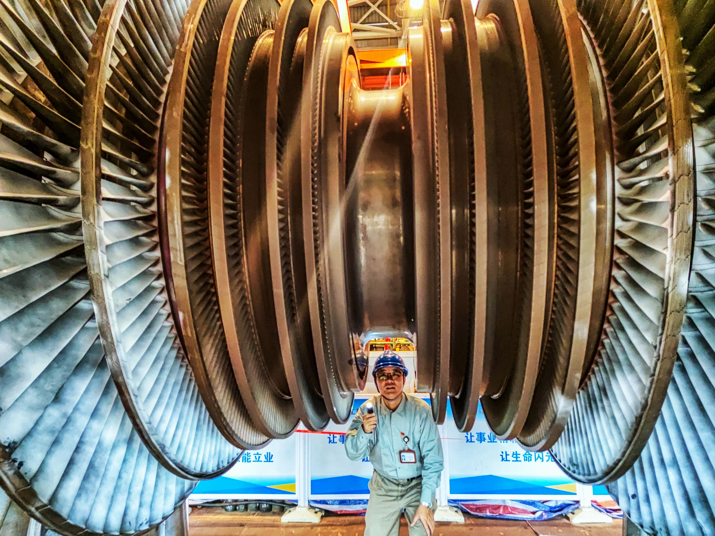 浙能乐清发电公司4号机组检修现场，检修人员在检查低压缸转子情况。张立忠 摄