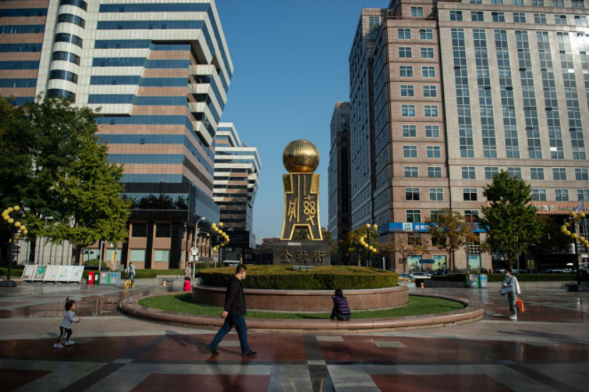 7 北京金融街核心区“古币·金融”雕塑。新华社记者 彭子洋 摄.png