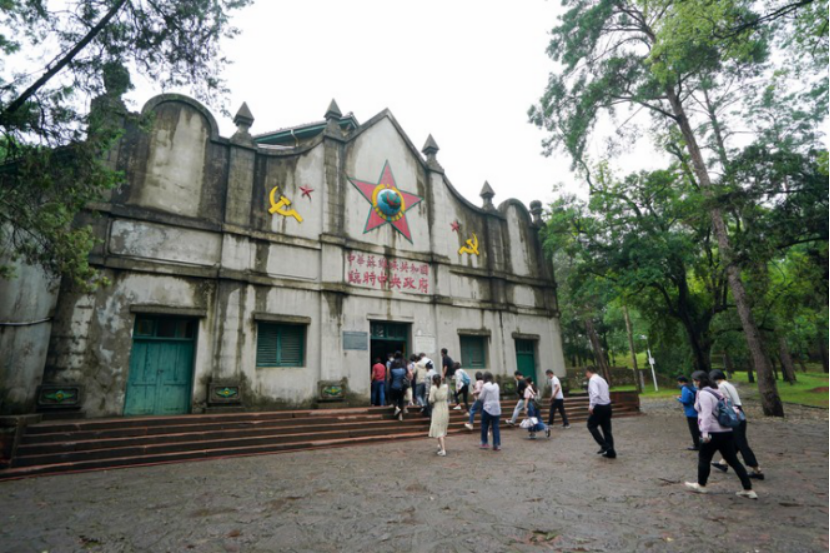 10 江西瑞金，人们在参观第二次全国苏维埃代表大会会址。新华社记者 陈晔华 摄.png