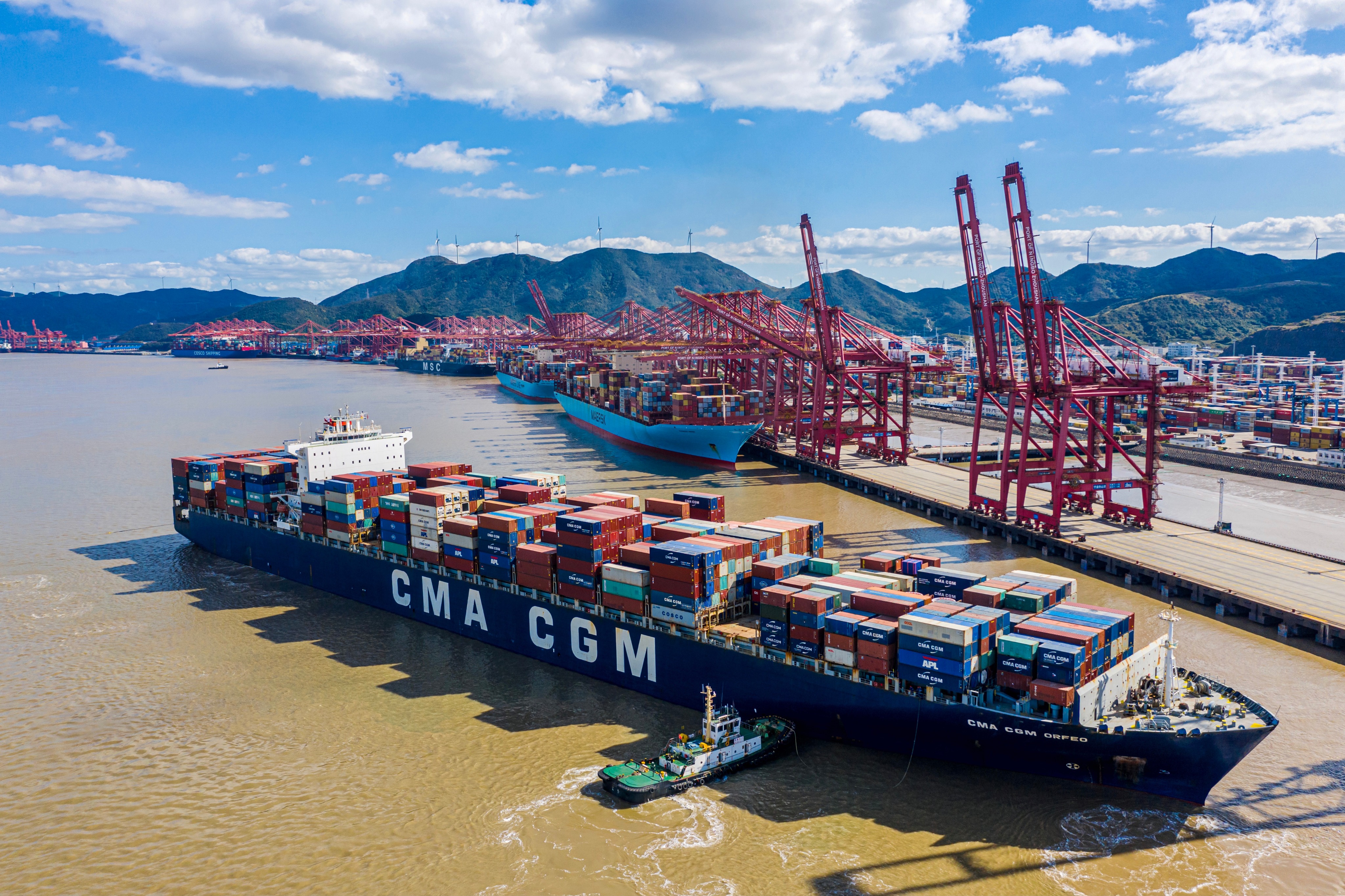 4 浙江宁波舟山港穿山港区集装箱码头生产作业场景.