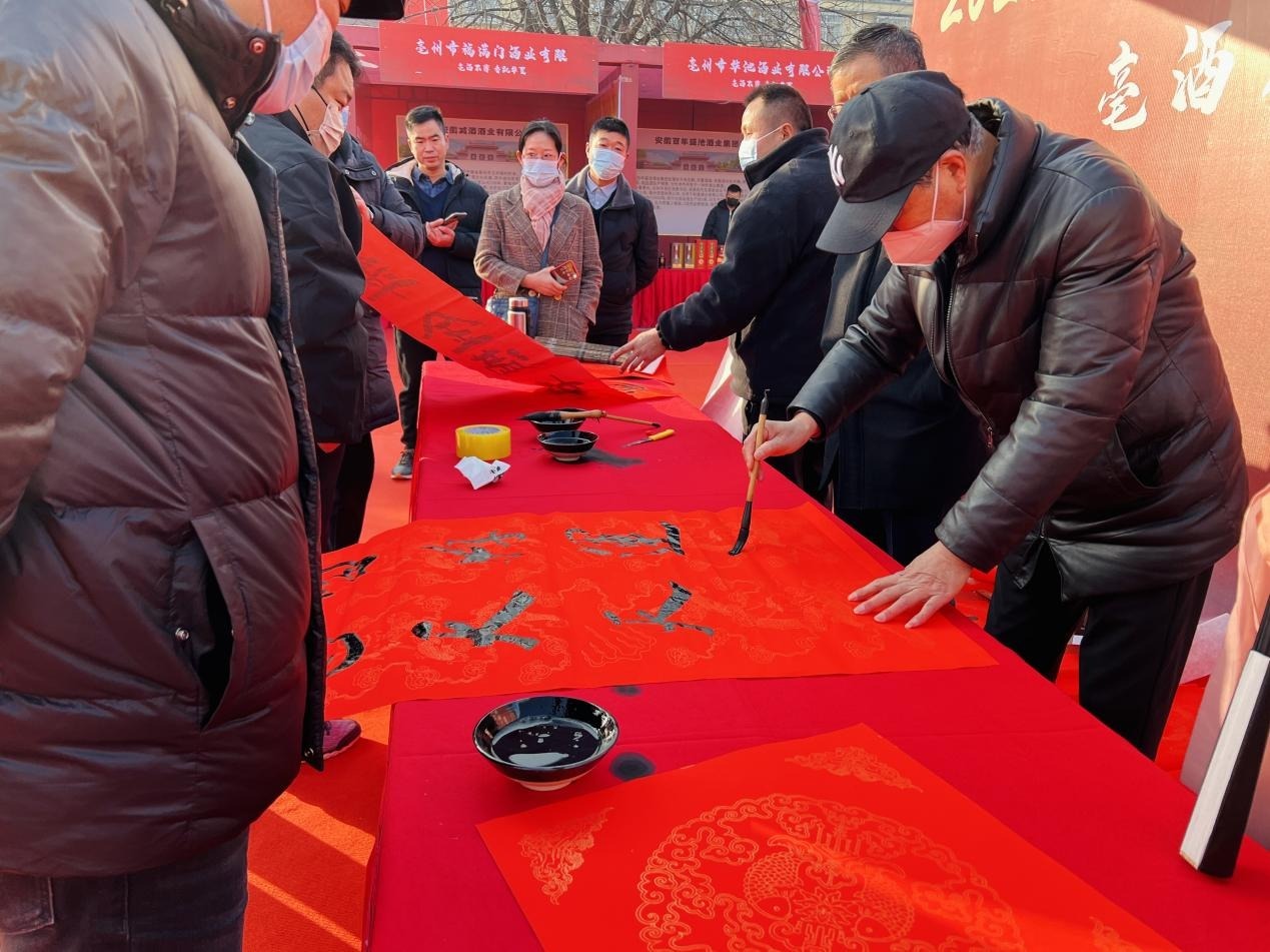 现场书写春联，年味十足.png