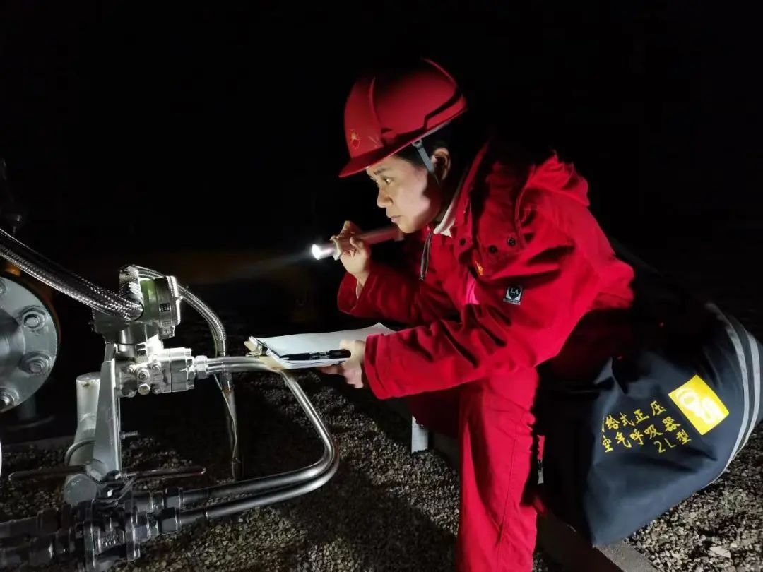 中国石油西南油气田川中油气矿夜巡保供 周俊 陈家均 摄.jpg