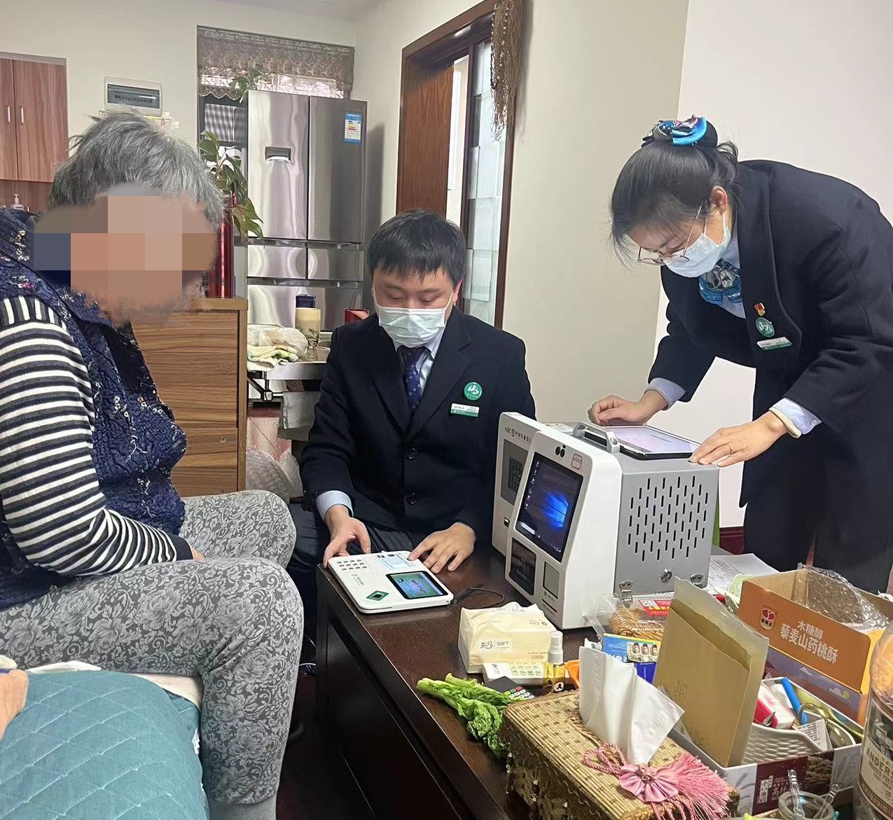 为老年客户提供上门服务.jpg