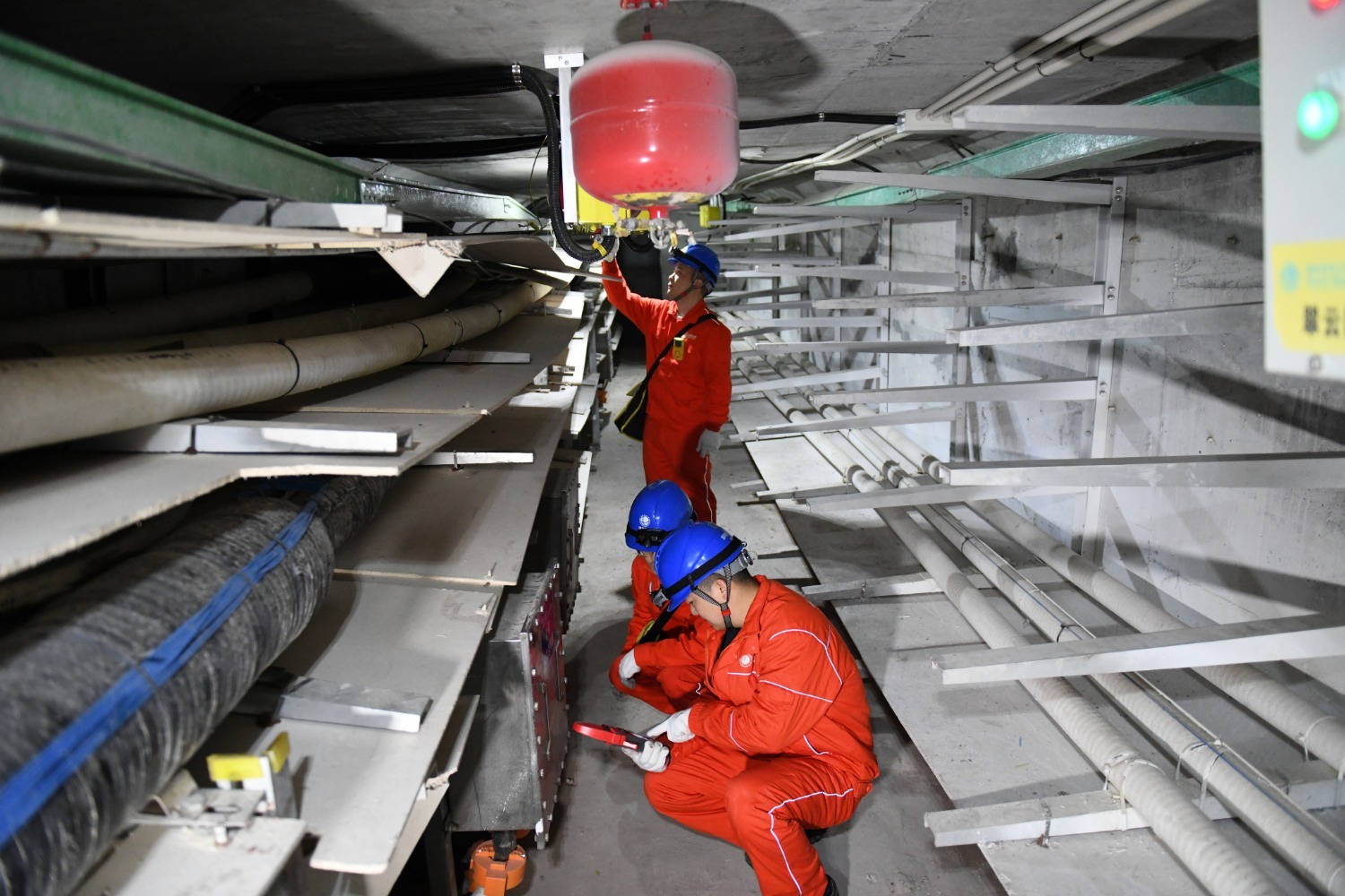 国网重庆市北供电公司员工在电缆隧道开展巡视.jpg