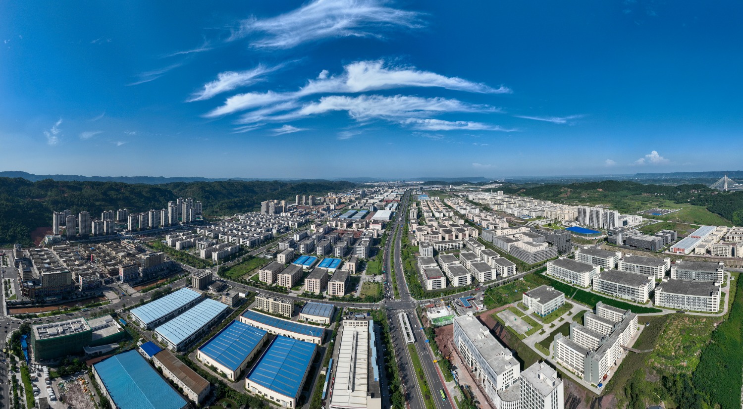 宜宾智能终端产业园厂房林立，形成了从整机到配套，从研发到运营的全产业生态体系 王宇 摄.JPG