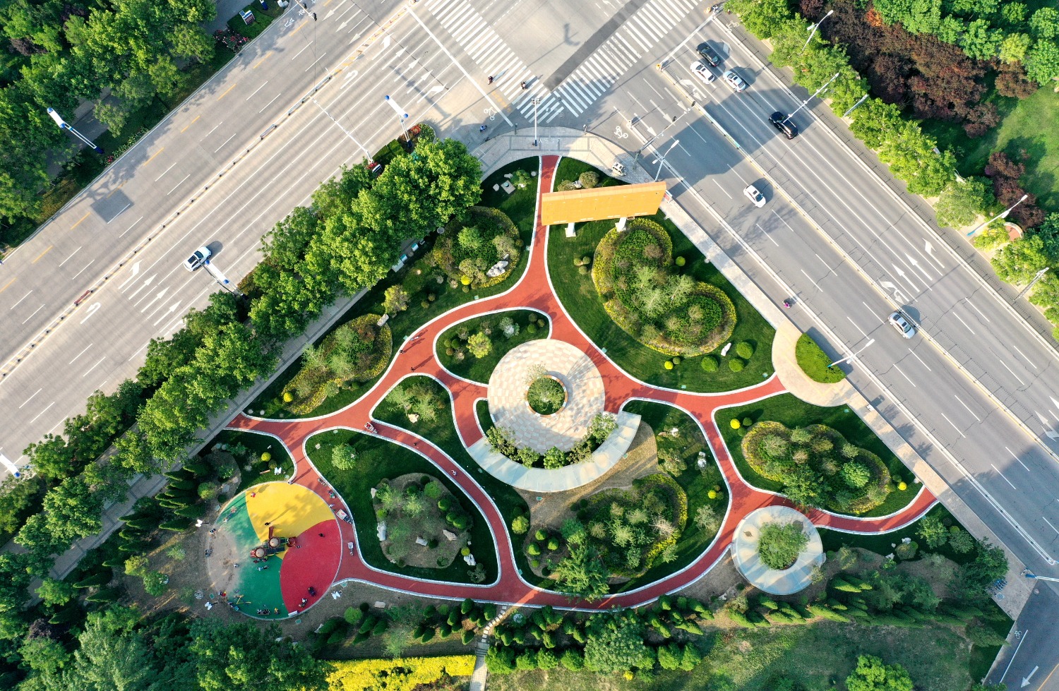 口袋公园扮靓城市街角。（张磊 摄）.JPG