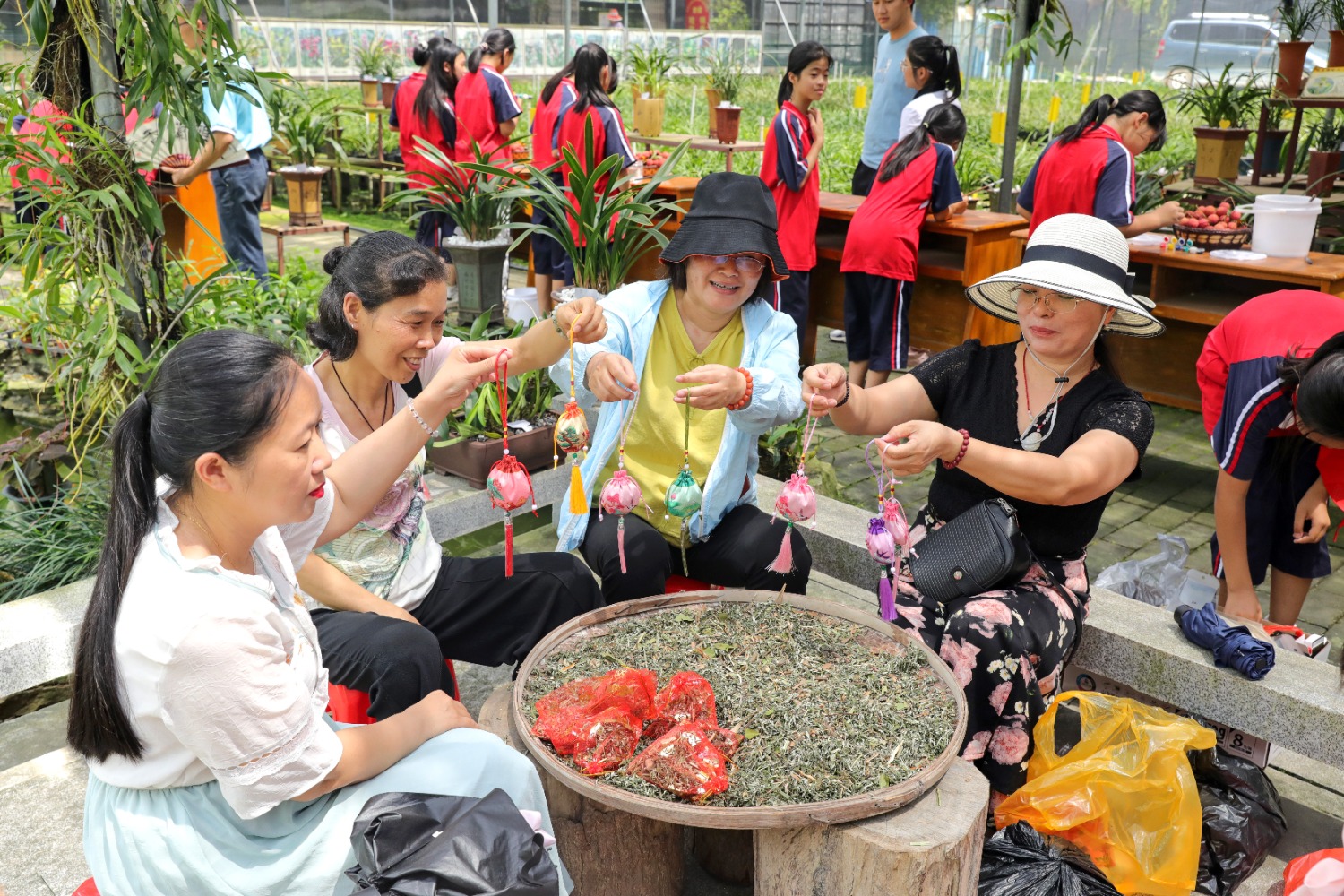 游客在祖立村包香囊 冼新梅摄影.jpg