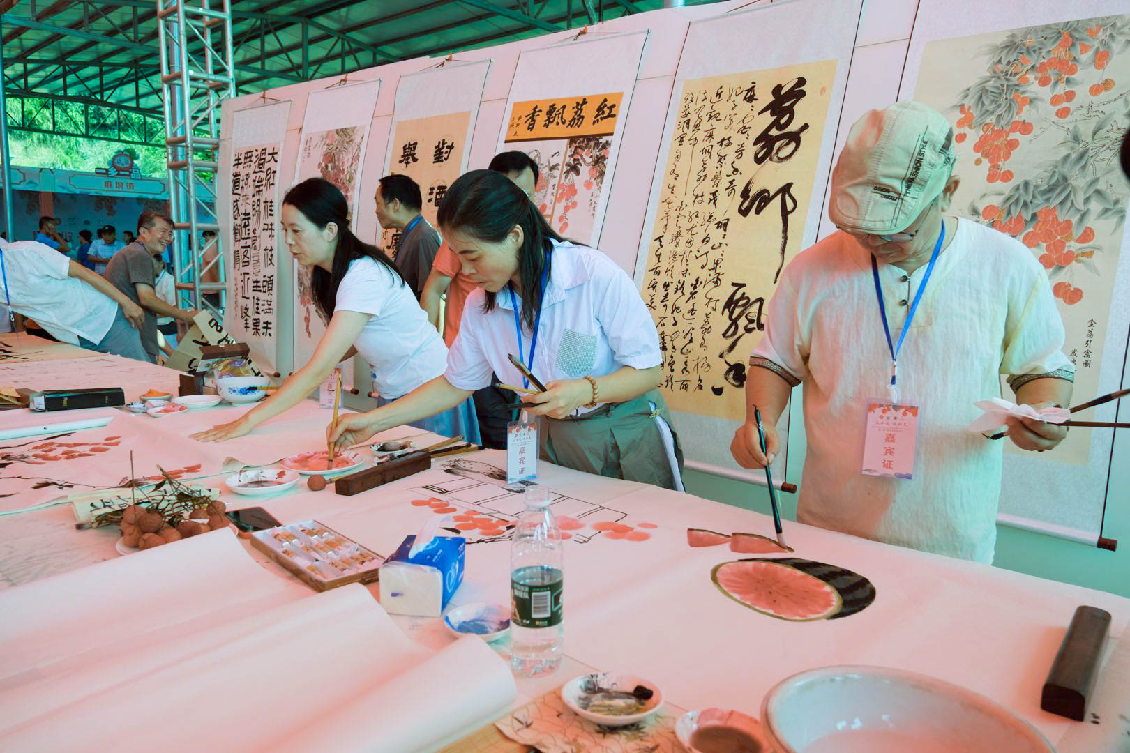 图为桂平市本地艺术家现场创作荔枝题材相关的书法、国画作品 (2).jpg