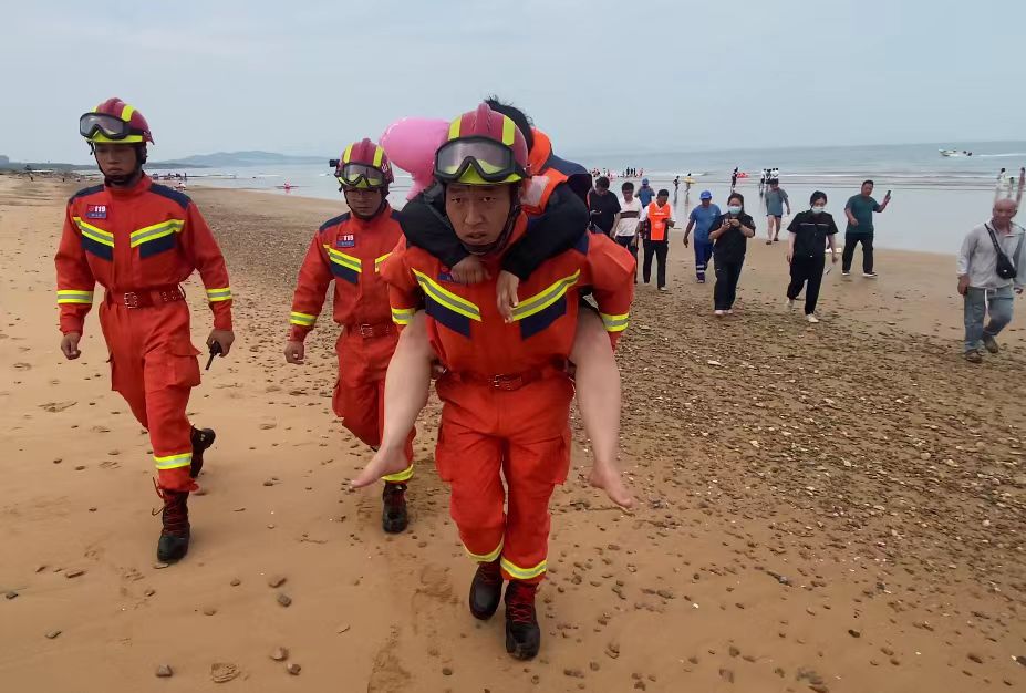 图一为救援人员成功将被困女子营救上岸。.jpg