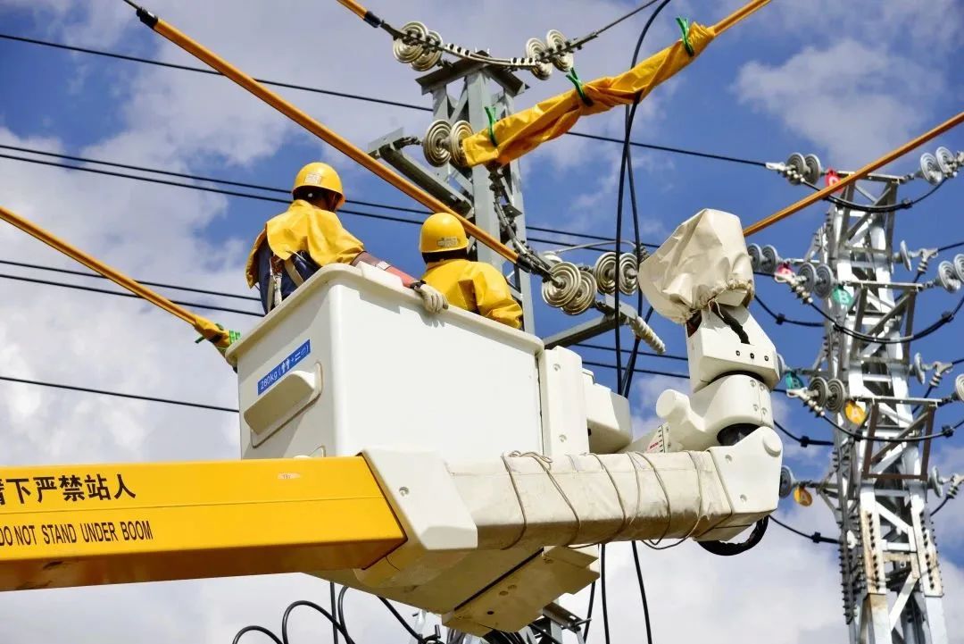 昆明禄劝供电局工作人员开展带电作业（龙振江）.jpg