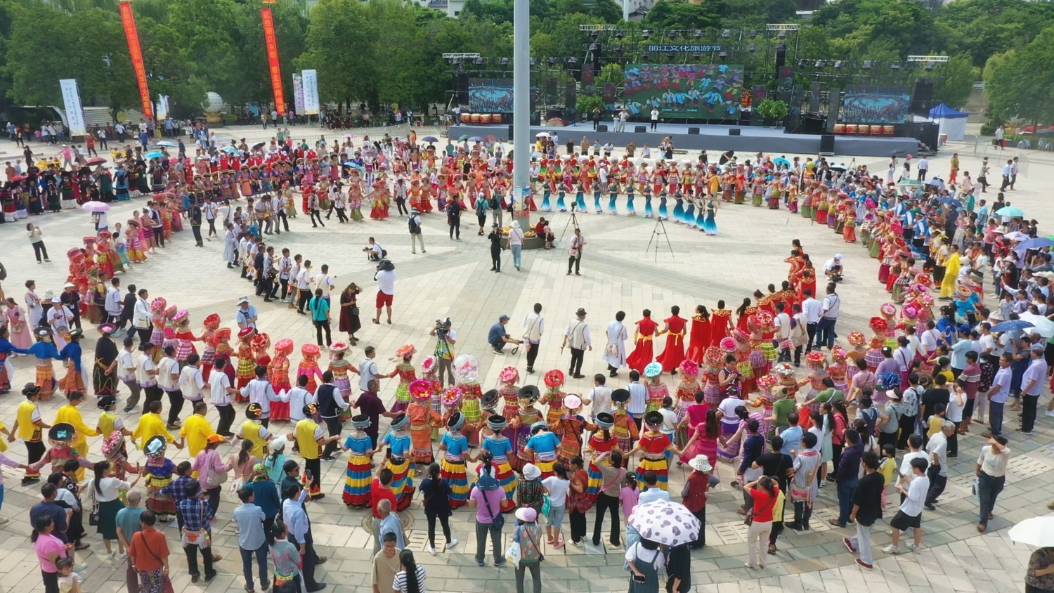 华坪十四届芒果文化节 各族群众身着盛装在广场上开展同心圆民族打跳（胡才星摄）.jpg