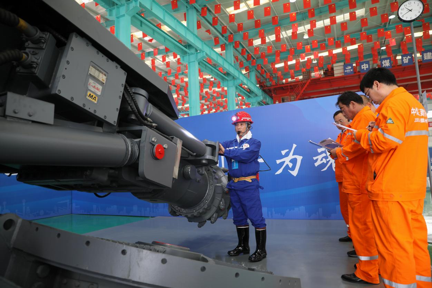 参赛选手正在进行机械操作 （李诚诚 摄）.png