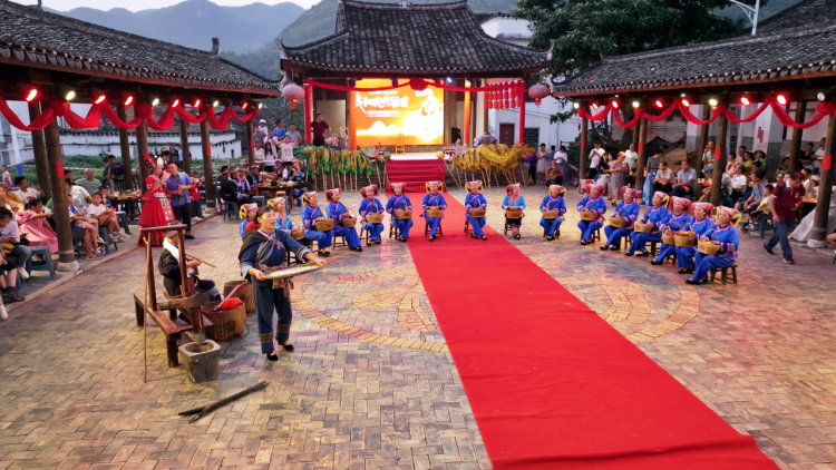 福溪村的民俗文化表演吸引游客（康志威摄）.png