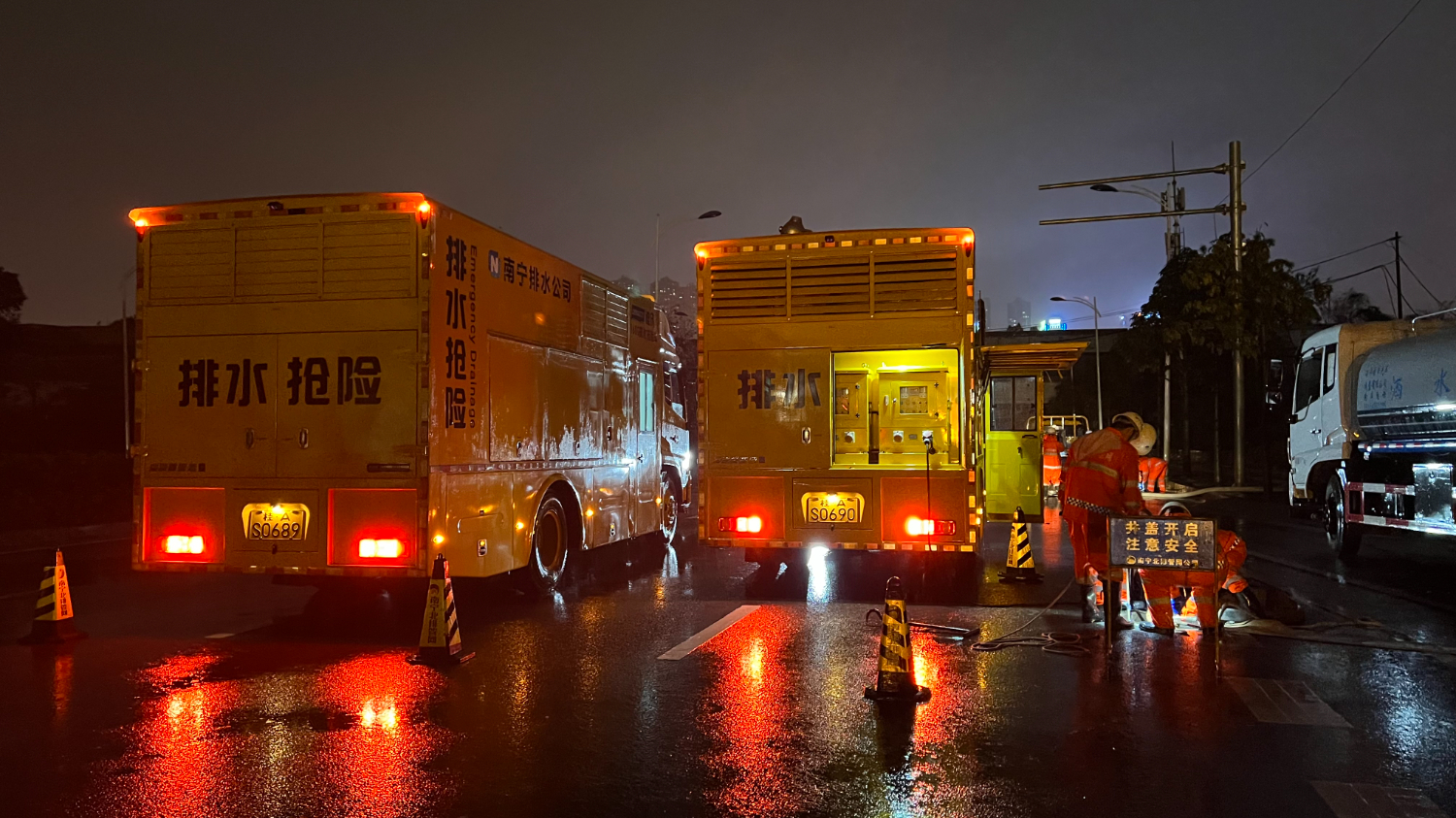 南宁市排水公司利用应急抢险车及时对路面积水进行处置。.jpg