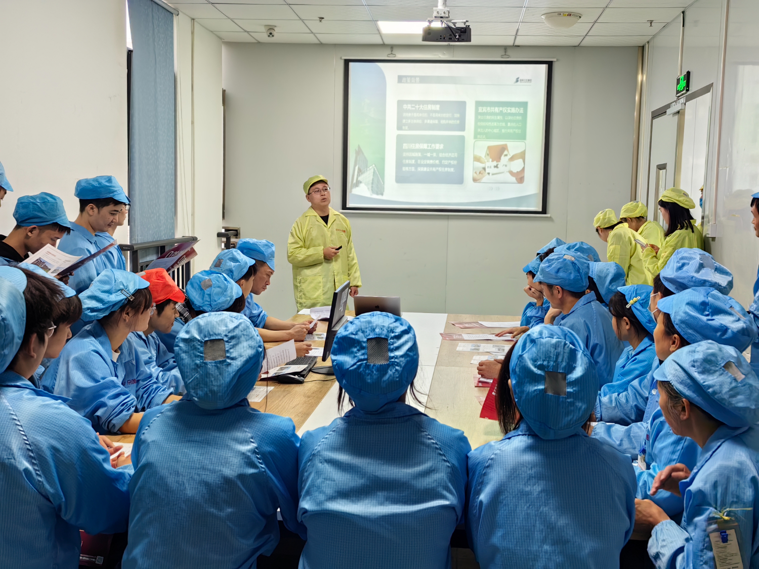 共有产权房政策宣传走进朵唯企业车间办公室。郭晓娟 摄.jpg