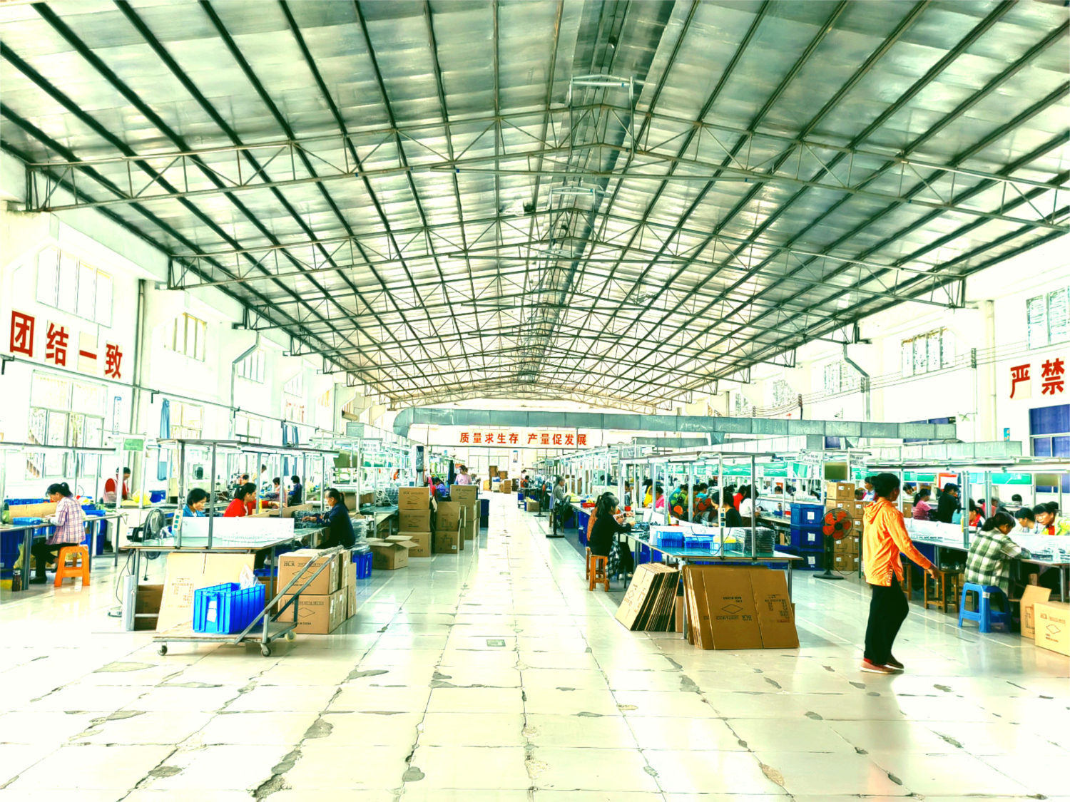 岑溪市安平镇富宁村人和电子厂第三车间一角。梁铁摄.jpg