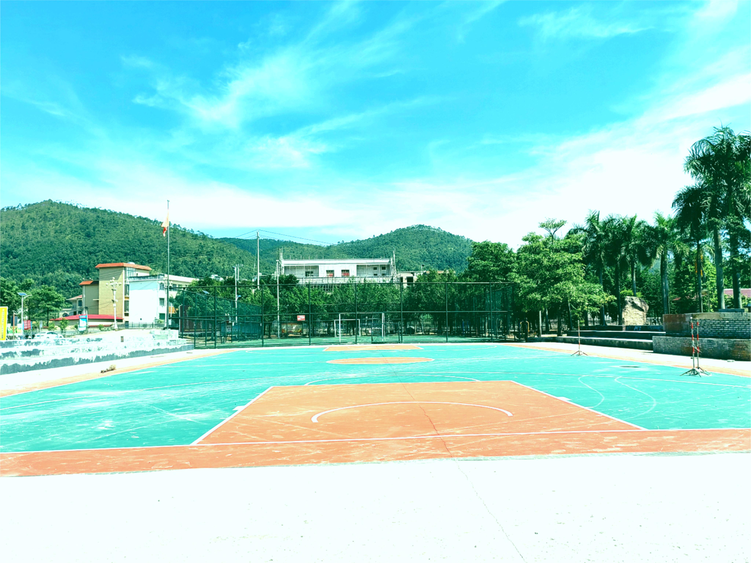 岑溪市安平镇富宁村足球场及篮球场。梁铁.jpg