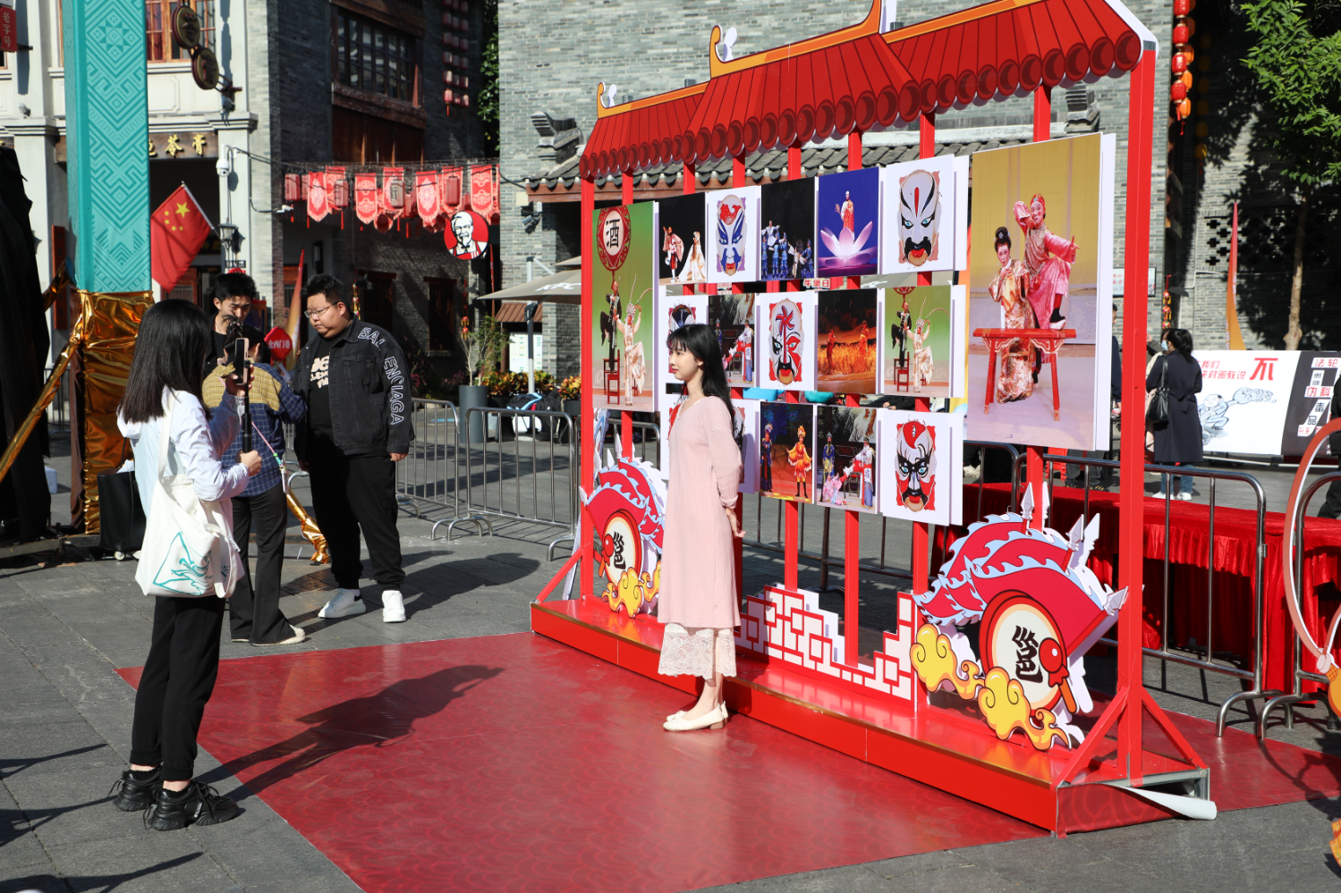 游客在邕剧展板前拍照留念 黄少杰摄.JPG