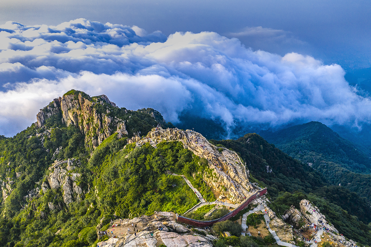 泰山瞻鲁台云海 解九江 摄 .jpg