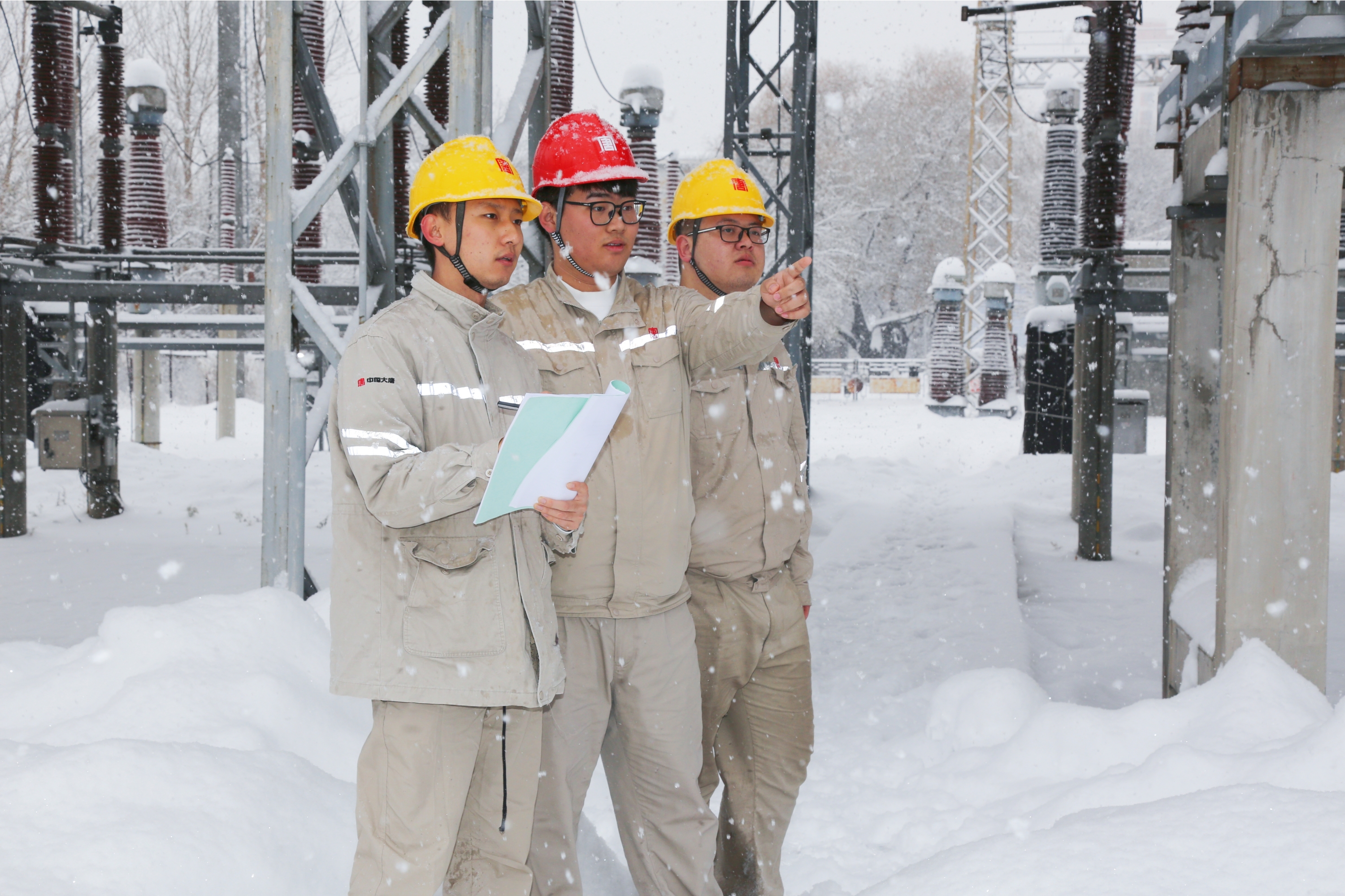鸡西热电公司巡视人员雪中查看室外设备情况   孟令浩 摄.JPG