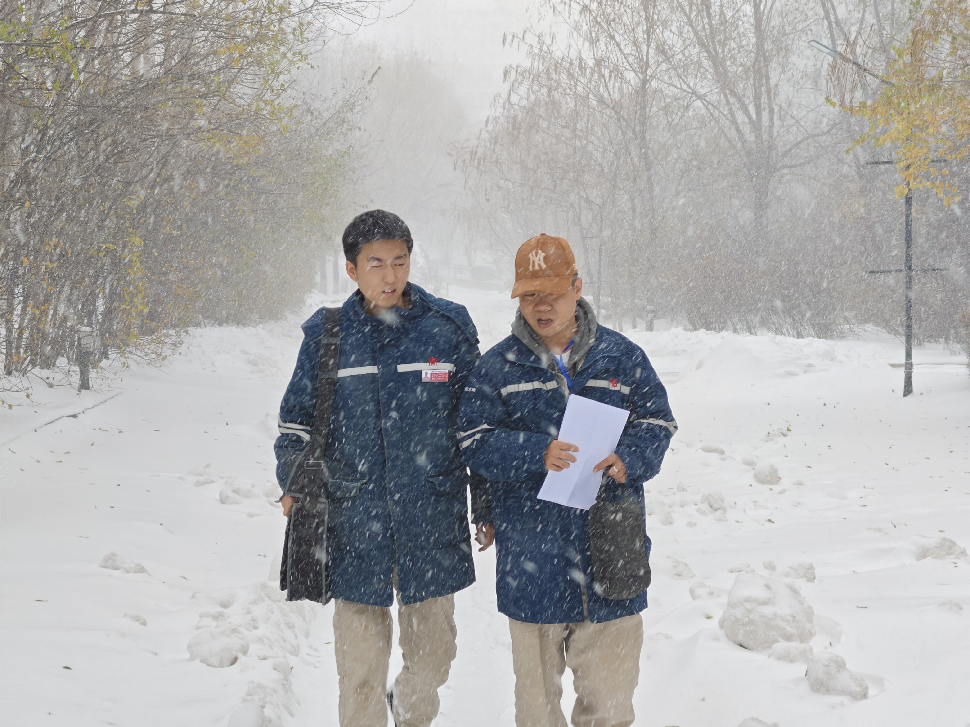 龙唐公司检修人员雪天到用户家中解决供热问题 .jpg