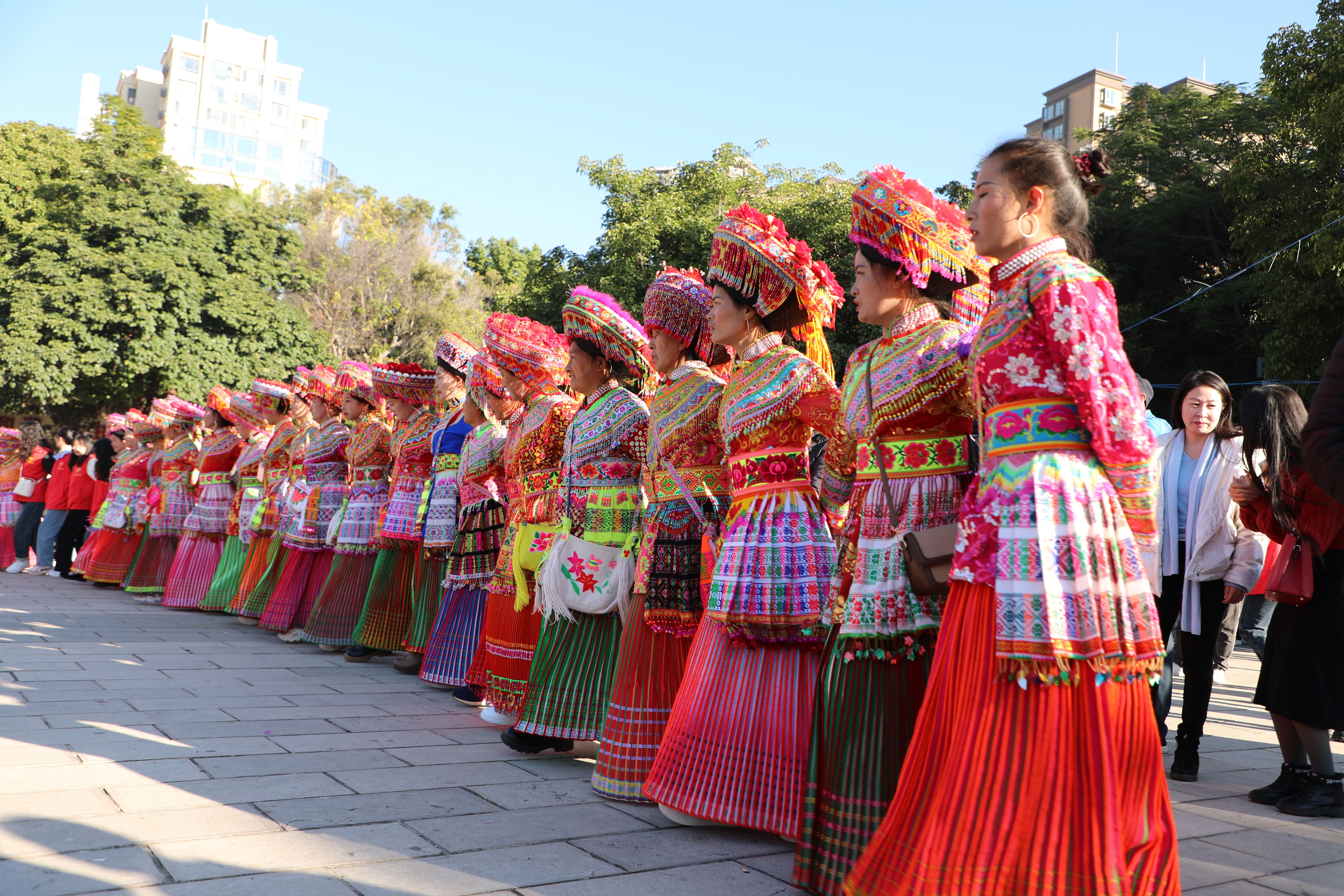 各民族群众手牵手围成圈跳起葫芦笙舞 (2).jpg