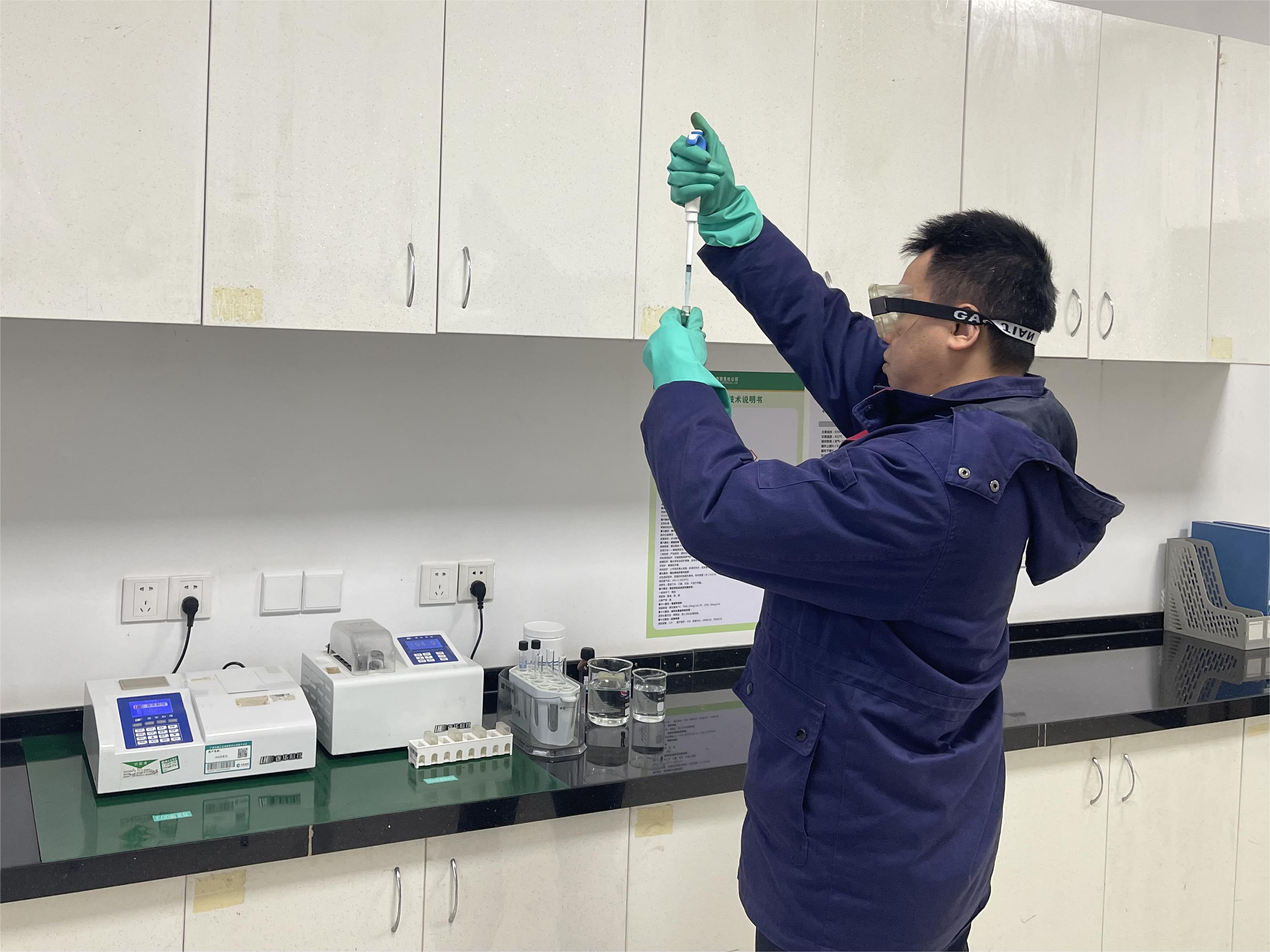 稿件2图：技术人员正在测量污水排放指标（刘捷 摄）.JPG